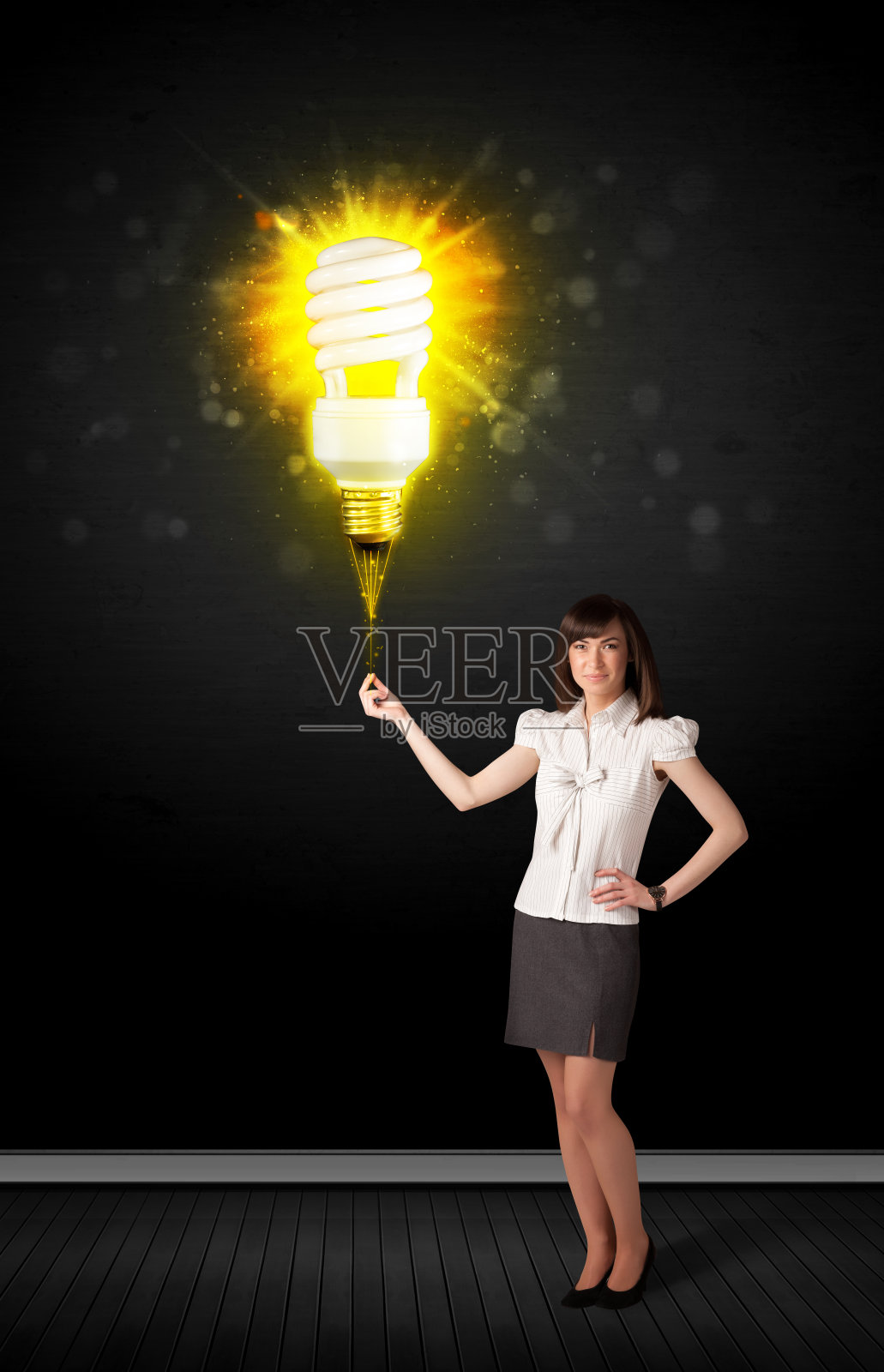 用环保灯泡的女商人照片摄影图片
