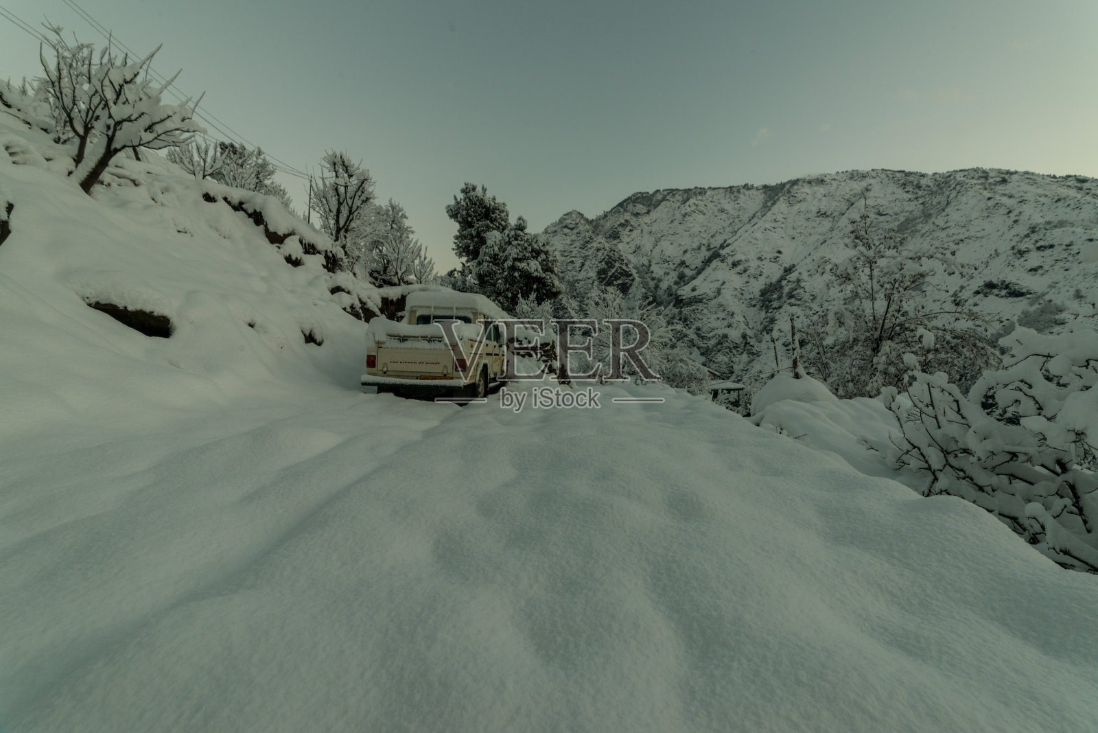 宏伟的冬季景观在早晨的阳光下闪闪发光。喜马拉雅山上戏剧性的冬季景象照片摄影图片