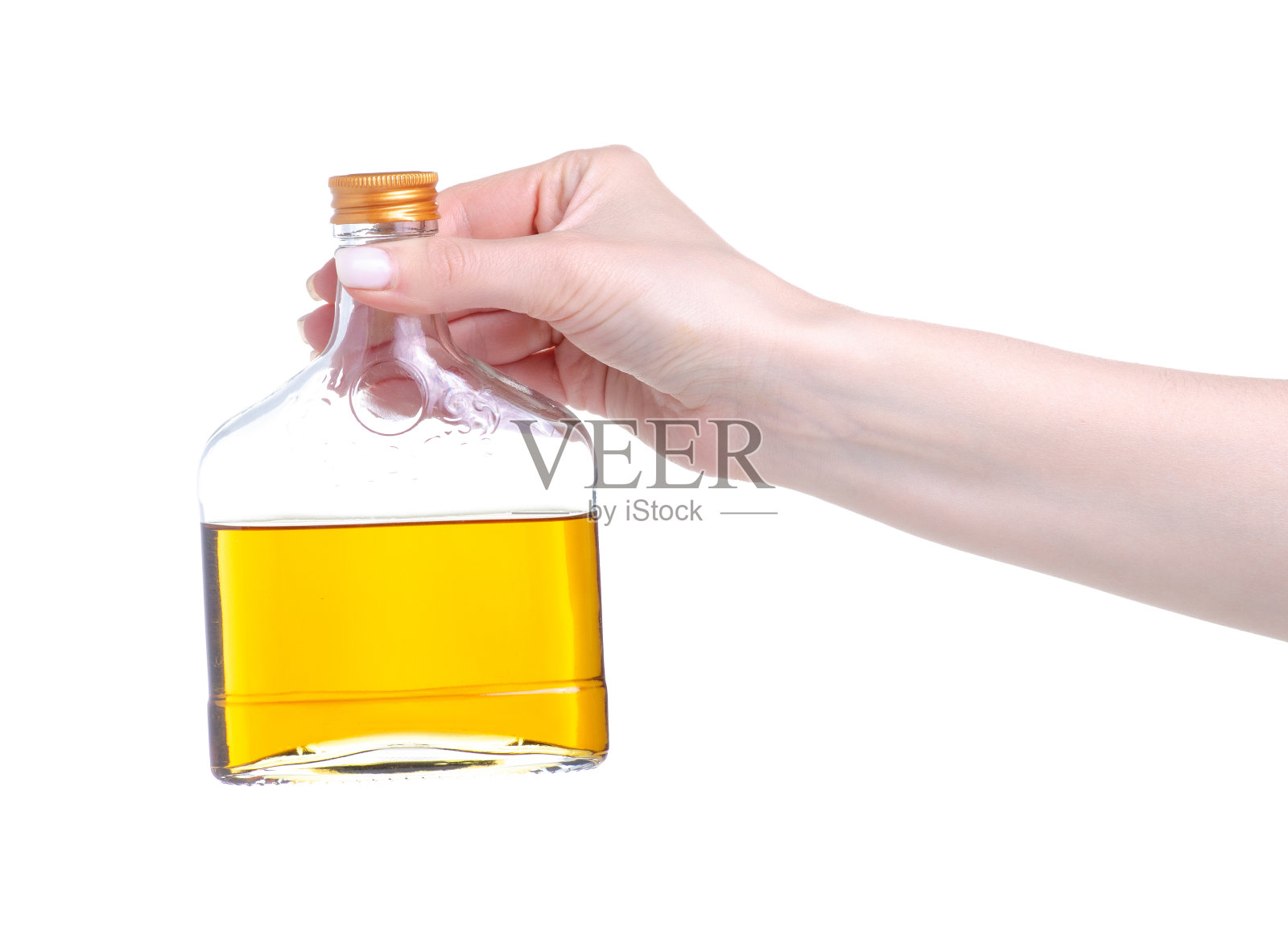 手里拿着一瓶白兰地酒照片摄影图片