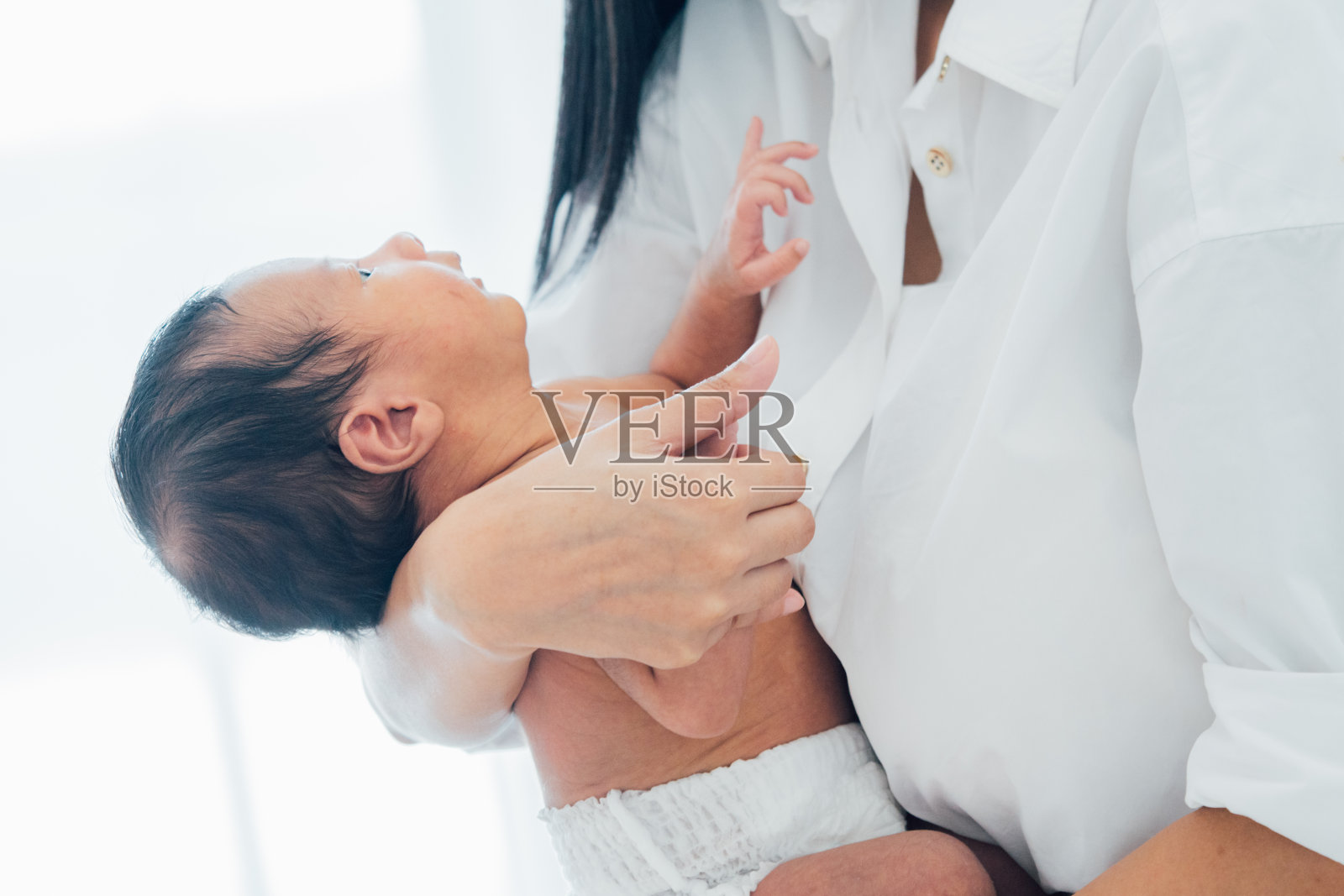 亚洲新生婴儿与母亲照片摄影图片