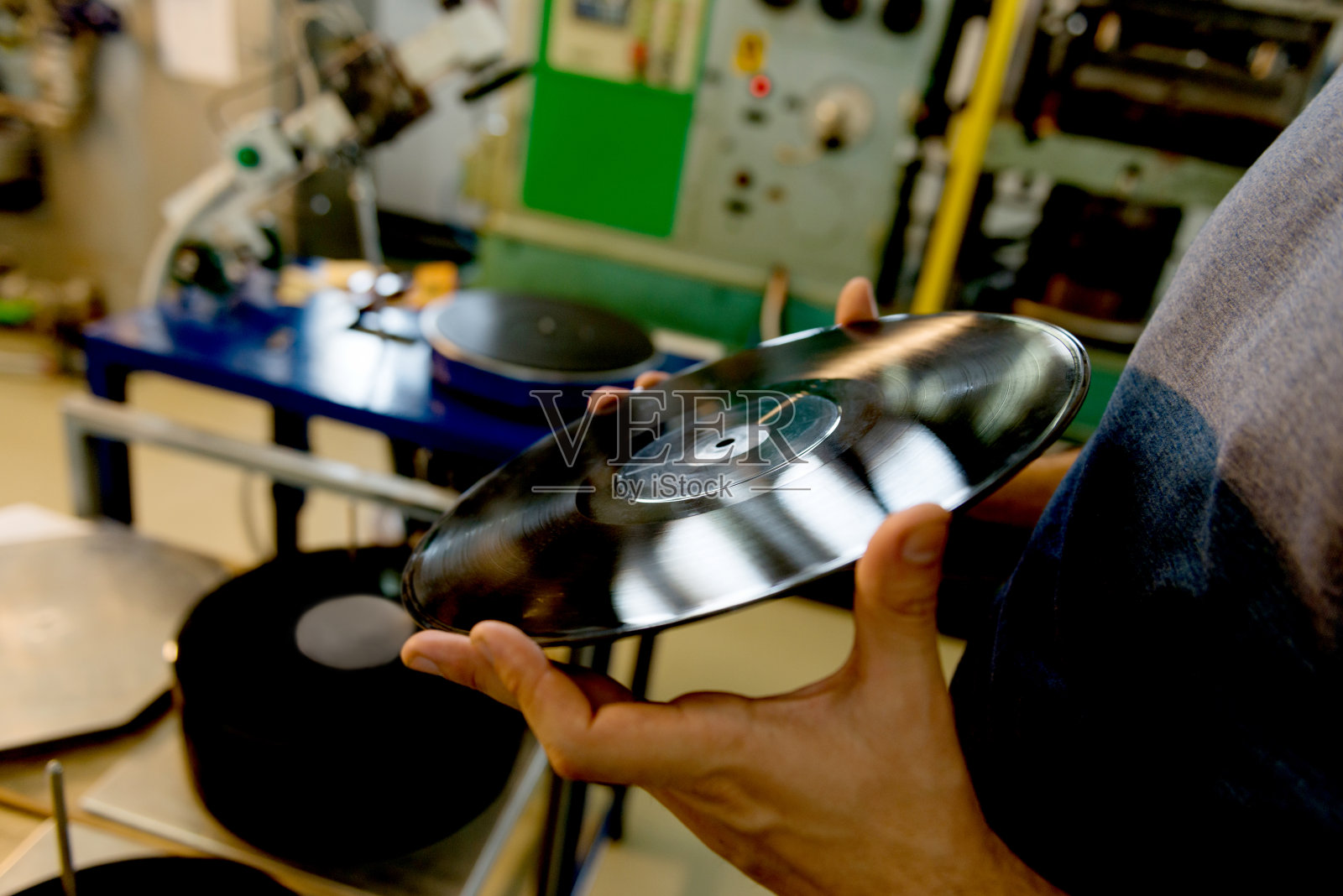 检查乙烯基质量。持有黑胶唱片的男人照片摄影图片