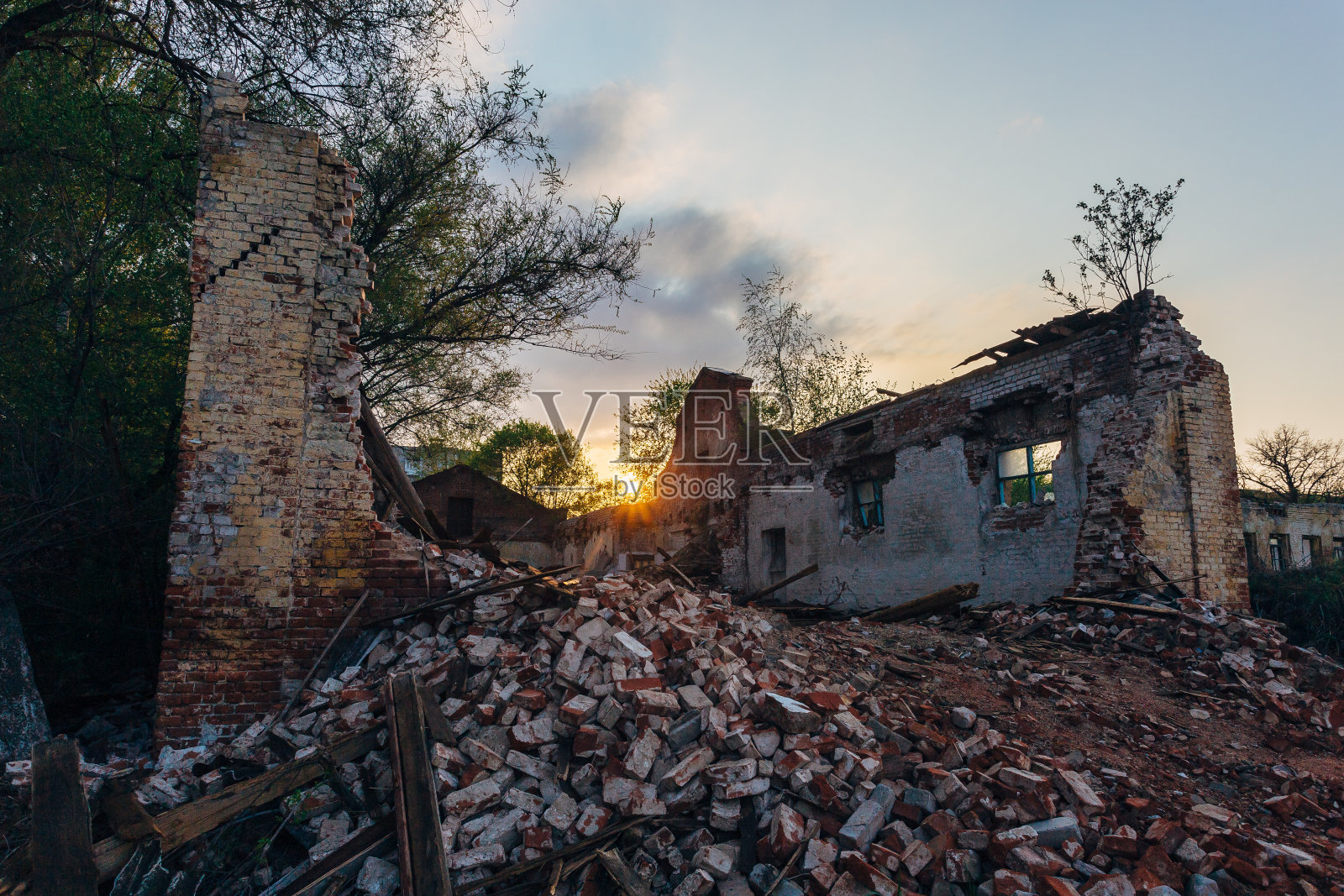 日落时被毁的建筑照片摄影图片