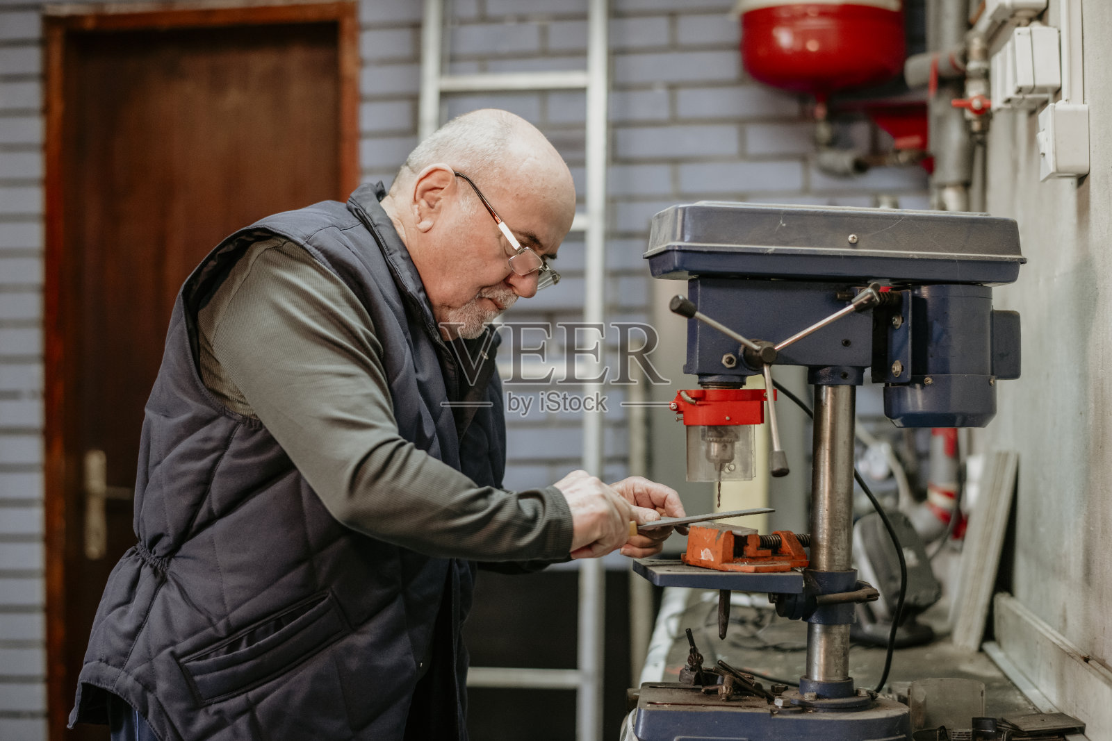 资深企业家在车间加工金属照片摄影图片