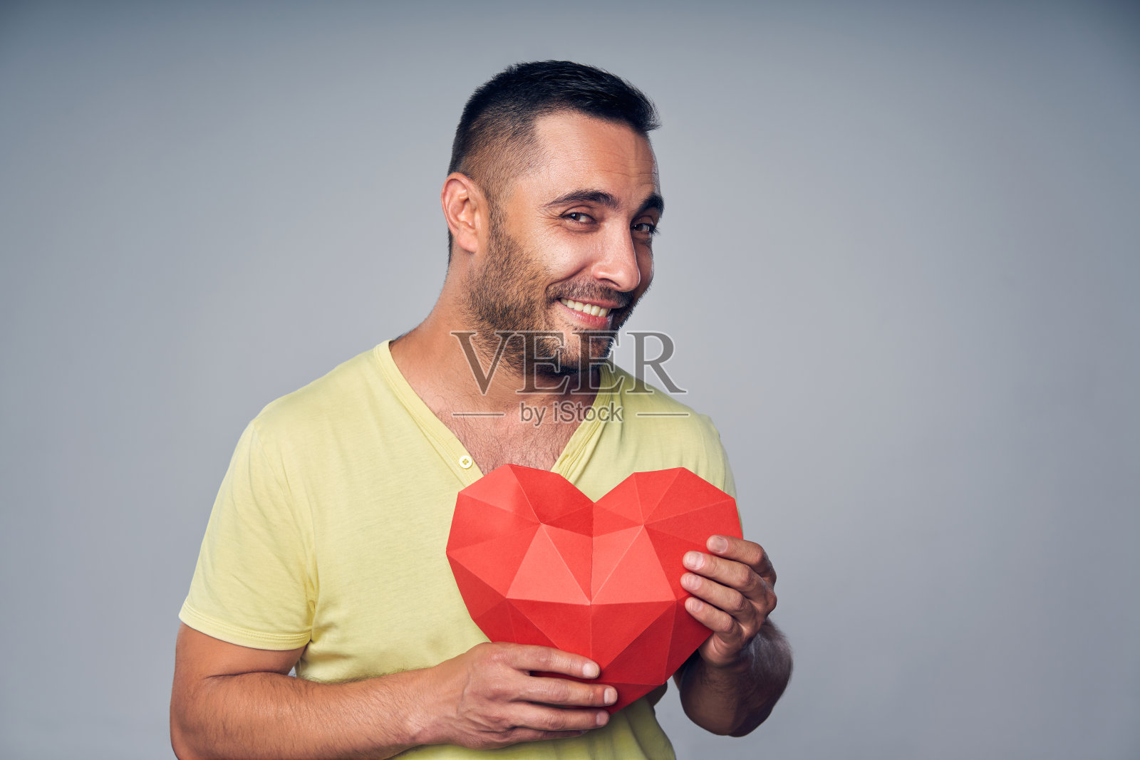 一个随意的西班牙人看着摄像机的特写照片摄影图片