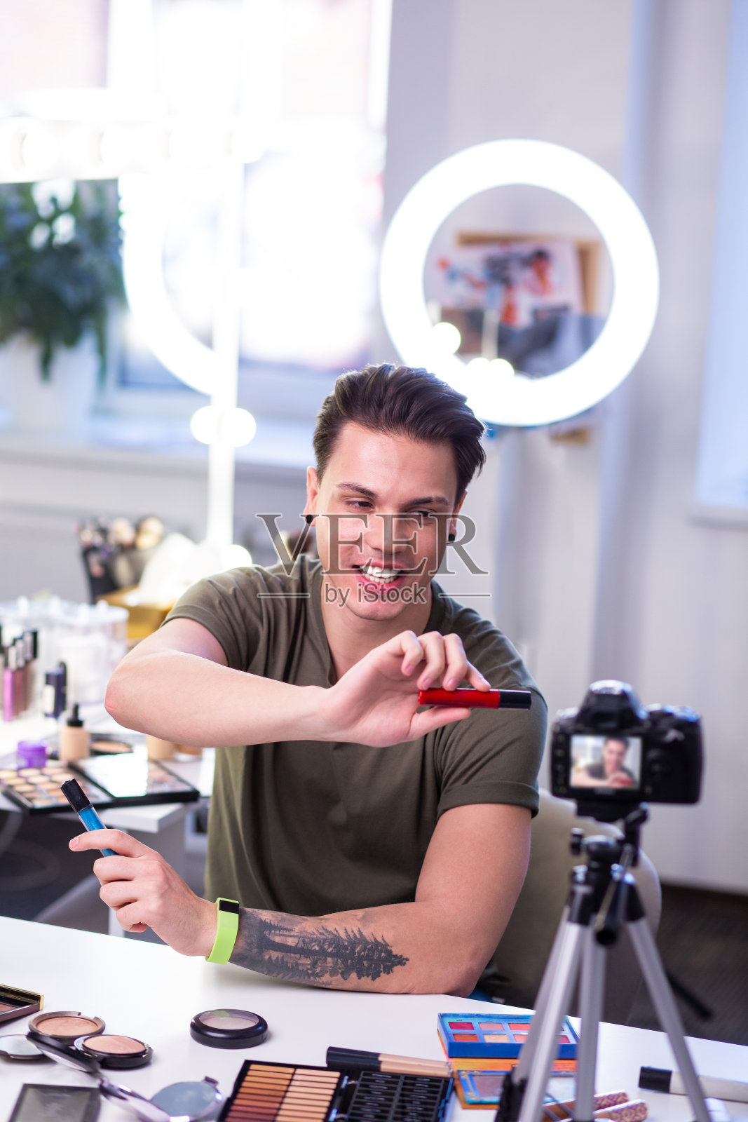 笑容满面的帅哥在镜头前展示新产品照片摄影图片