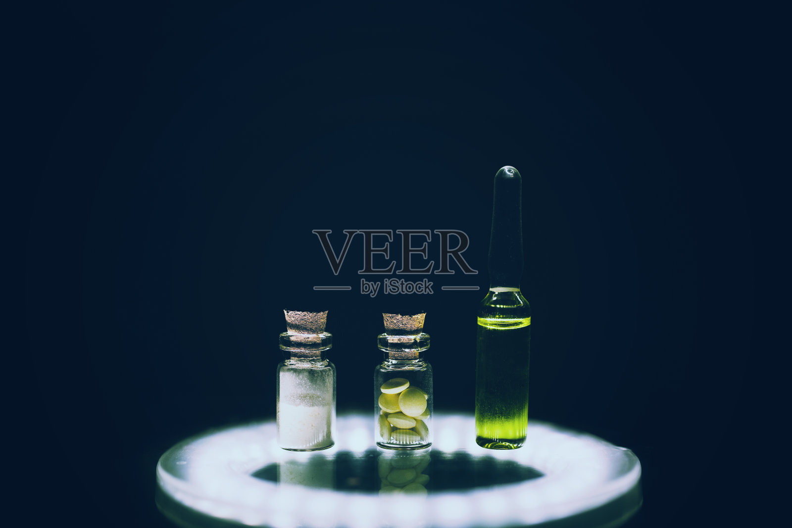 化学药品种类:粉剂、丸剂、液体安瓿。黑色背景上的上瘾概念。黑暗艺术过滤器。低调照片照片摄影图片