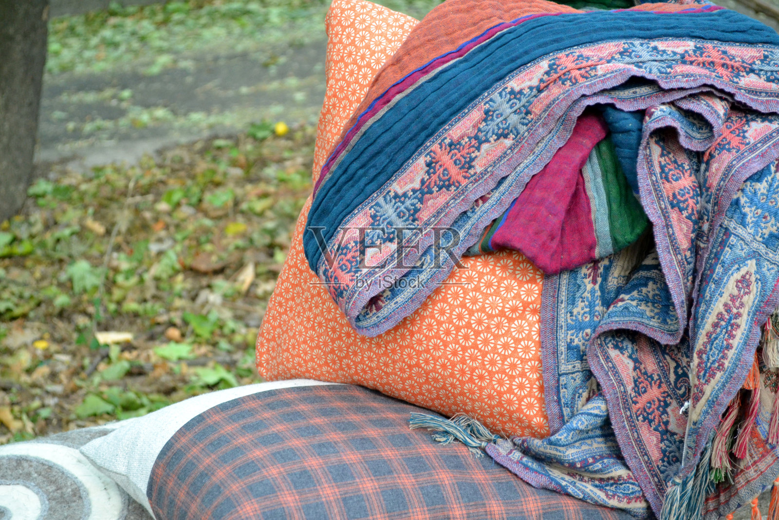 户外的枕头和格子呢。照片摄影图片