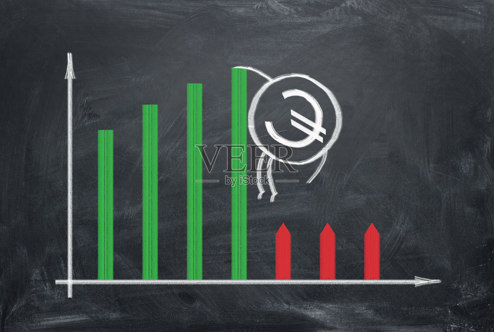 欧元(EUR)正在下跌。交易转储和熊市概念。在黑板上画着绿色和红色的商业蜡烛。画粉笔。插画图片素材