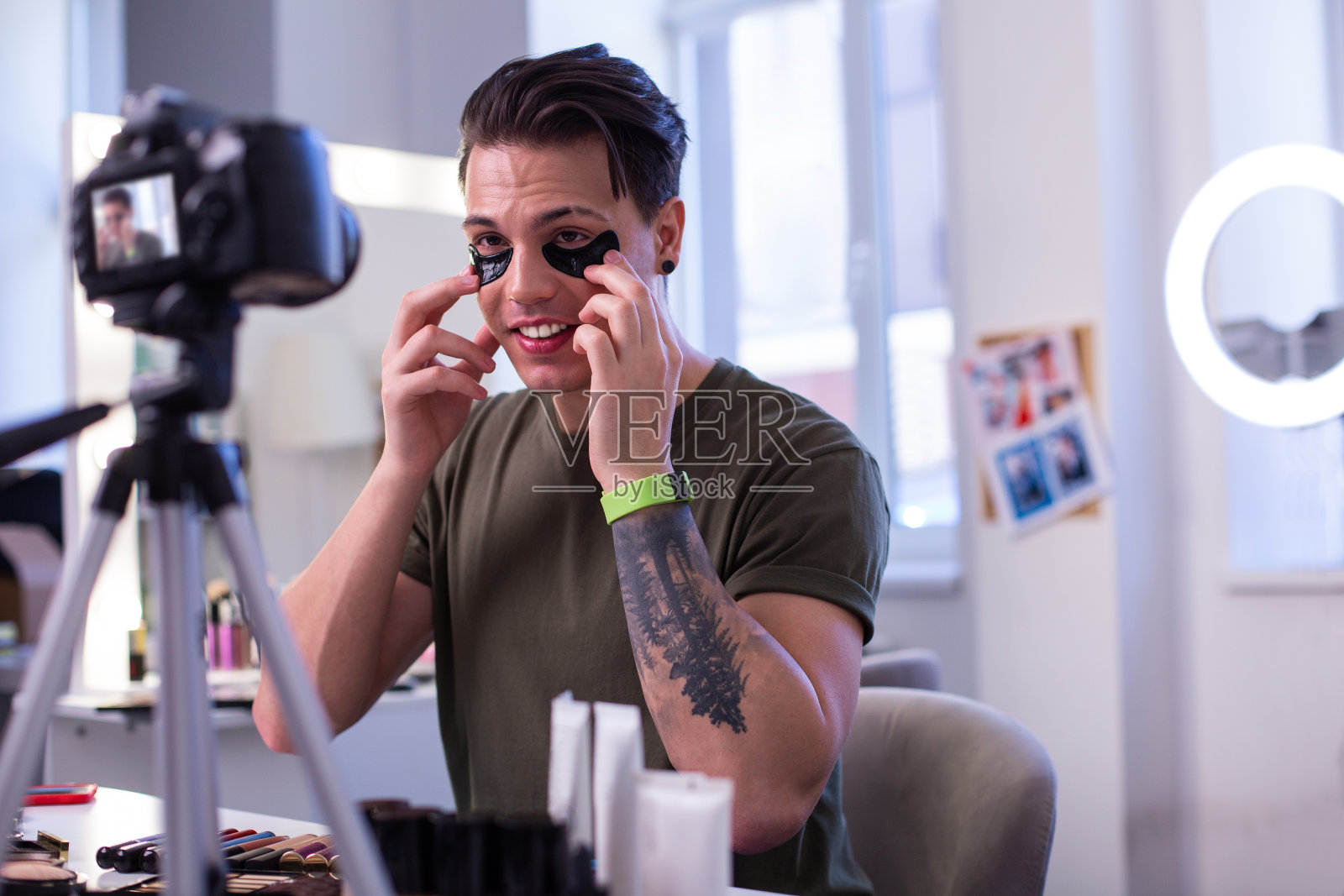 微笑表情的男人满足于护肤产品照片摄影图片