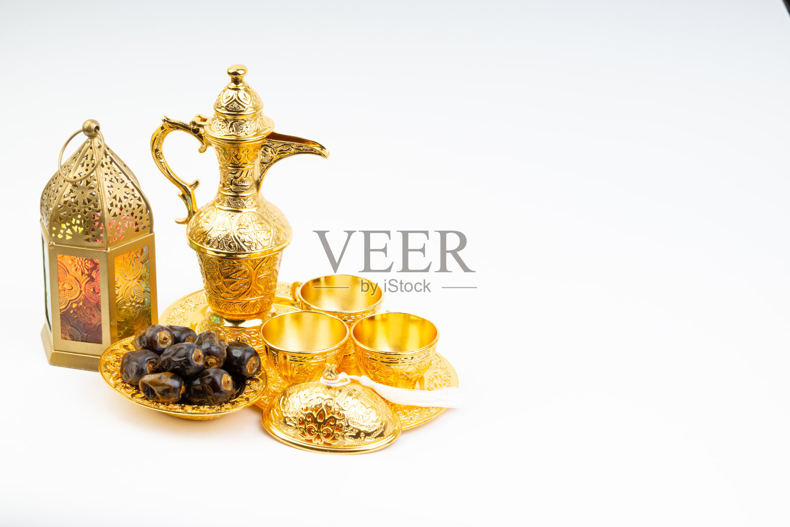 高级枣，灯笼和阿拉伯咖啡设置在白色的背景。照片摄影图片