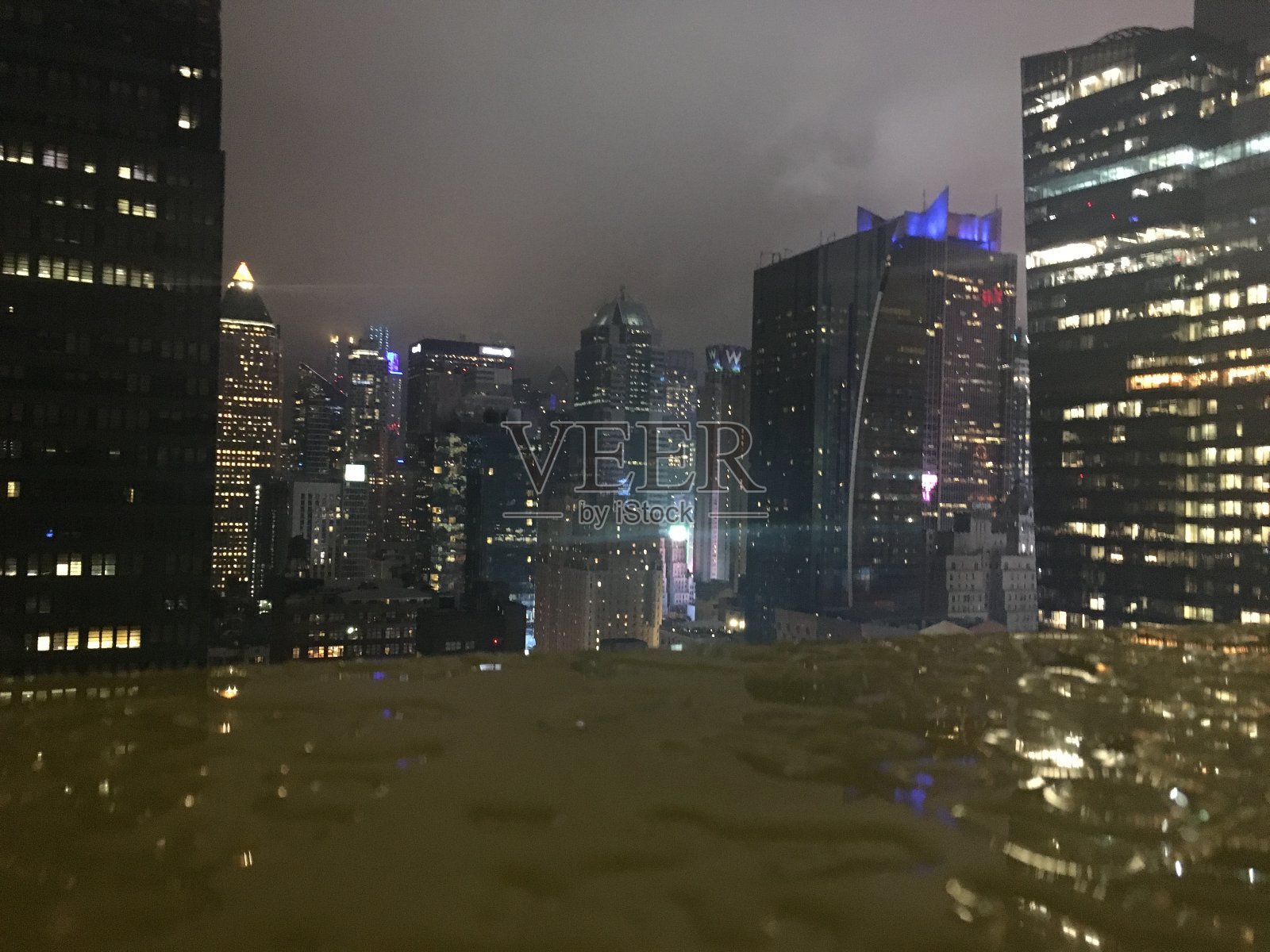 纽约曼哈顿摩天大楼的夜晚。照片摄影图片