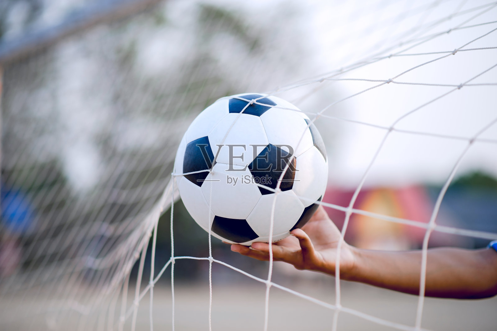 运动员抓球和足球场上的裁剪图像。Sports-image概念。照片摄影图片