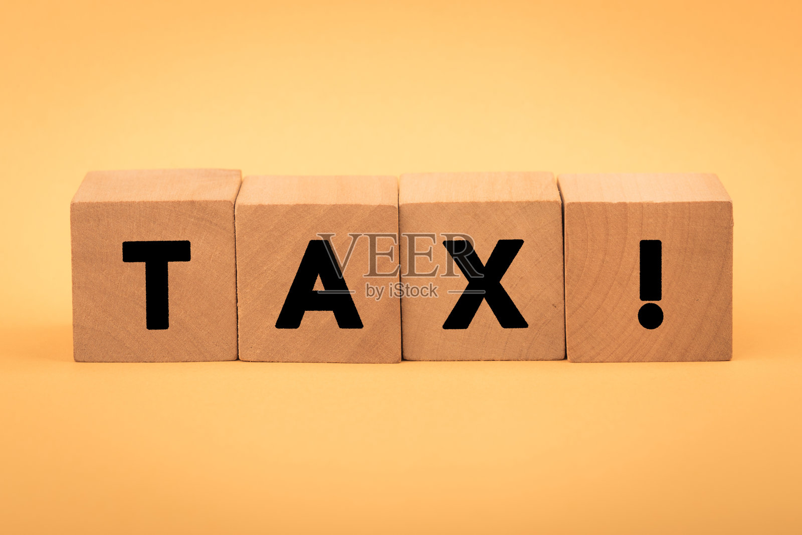 带有税务文本的木块照片摄影图片