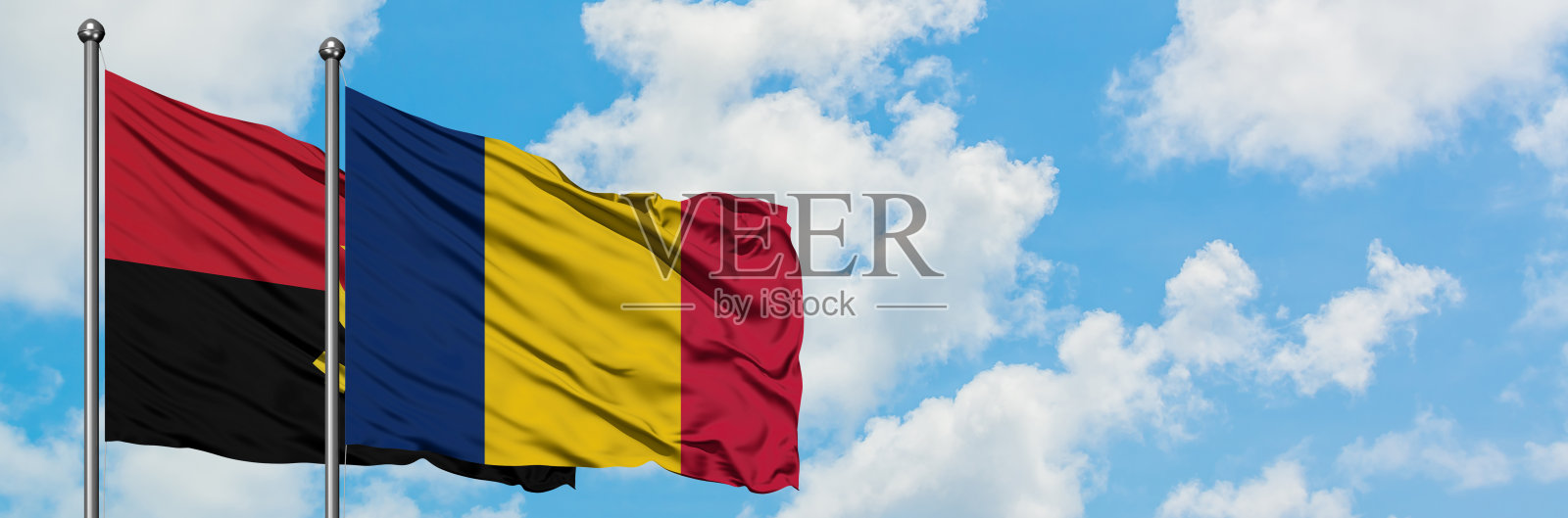 安哥拉和乍得的国旗迎风飘扬，对抗着白云密布的蓝天。外交理念，国际关系。照片摄影图片