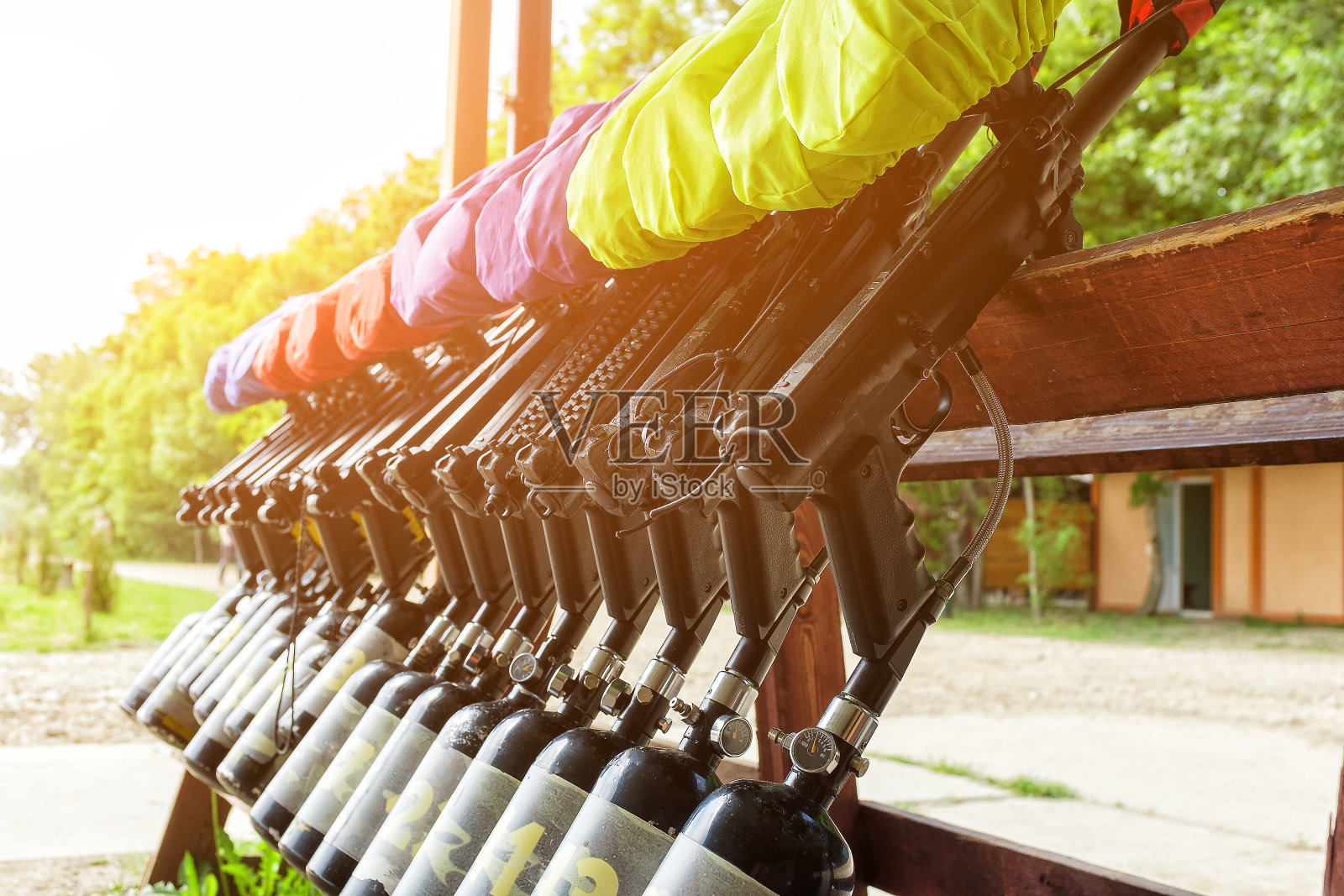 游戏武器彩弹，武器为玩彩弹准备照片摄影图片