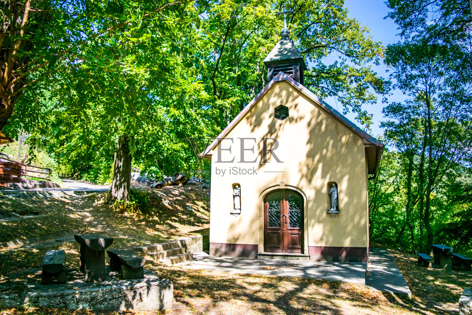 森林里的小教堂照片摄影图片