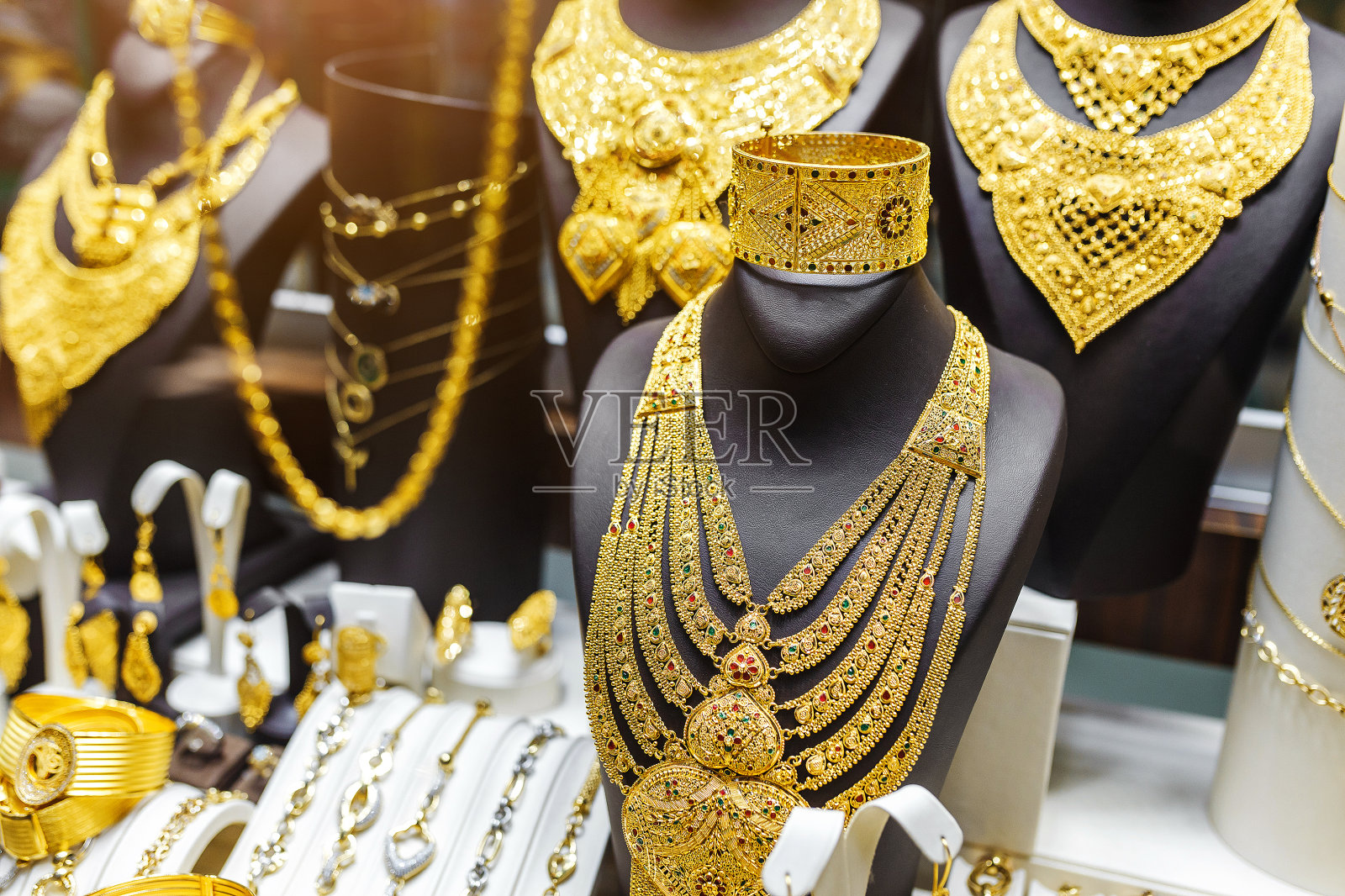 橱窗里待售的金色时尚珠宝项链照片摄影图片