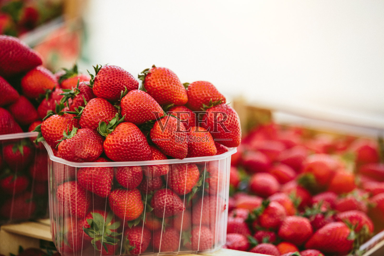 农贸市场的草莓照片摄影图片