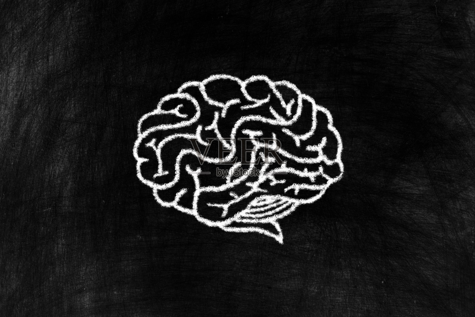人类大脑图粉笔画在旧的Grunge黑板背景。照片摄影图片