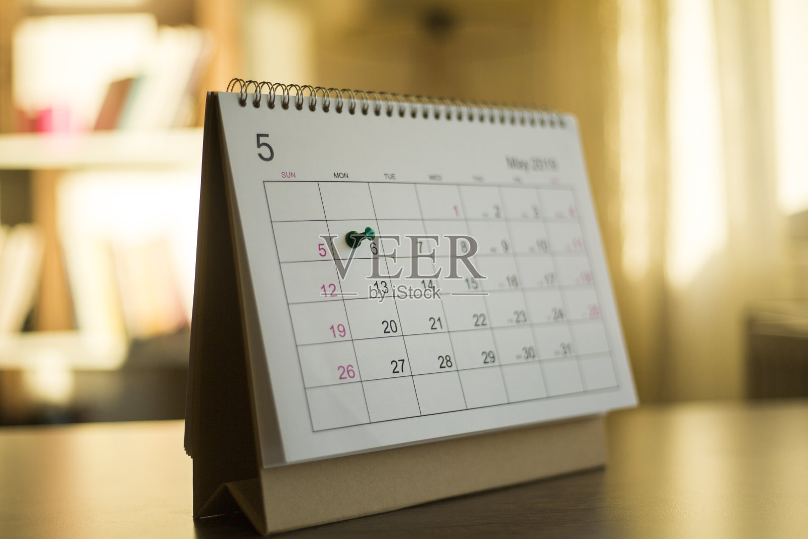 关闭的日历上的桌子上的计划，业务，组织，管理时间表，日历的概念。照片摄影图片