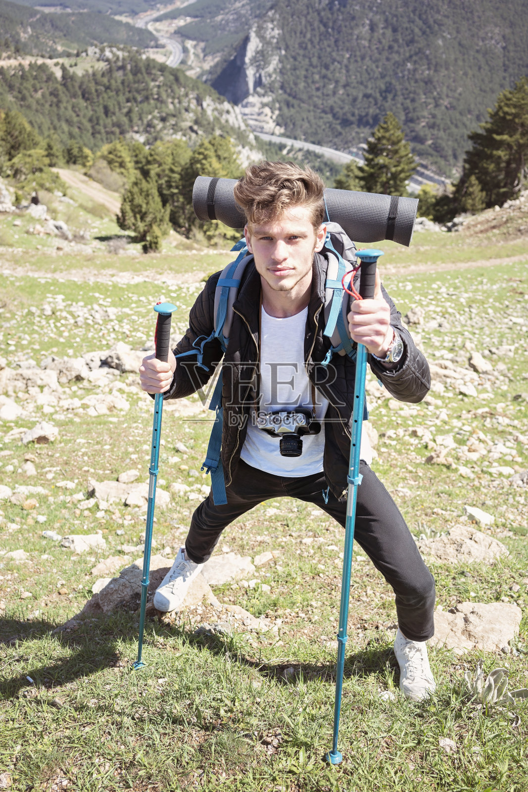 一个徒步旅行者正在攀登山顶照片摄影图片