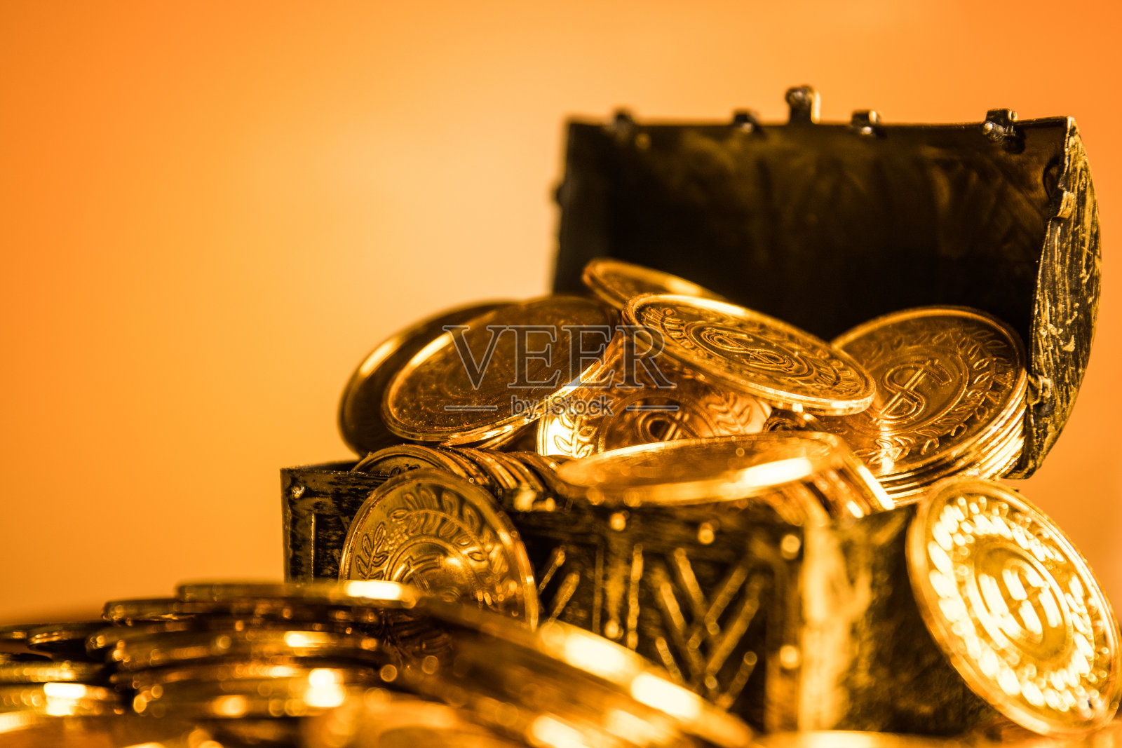 金币装在宝箱里照片摄影图片