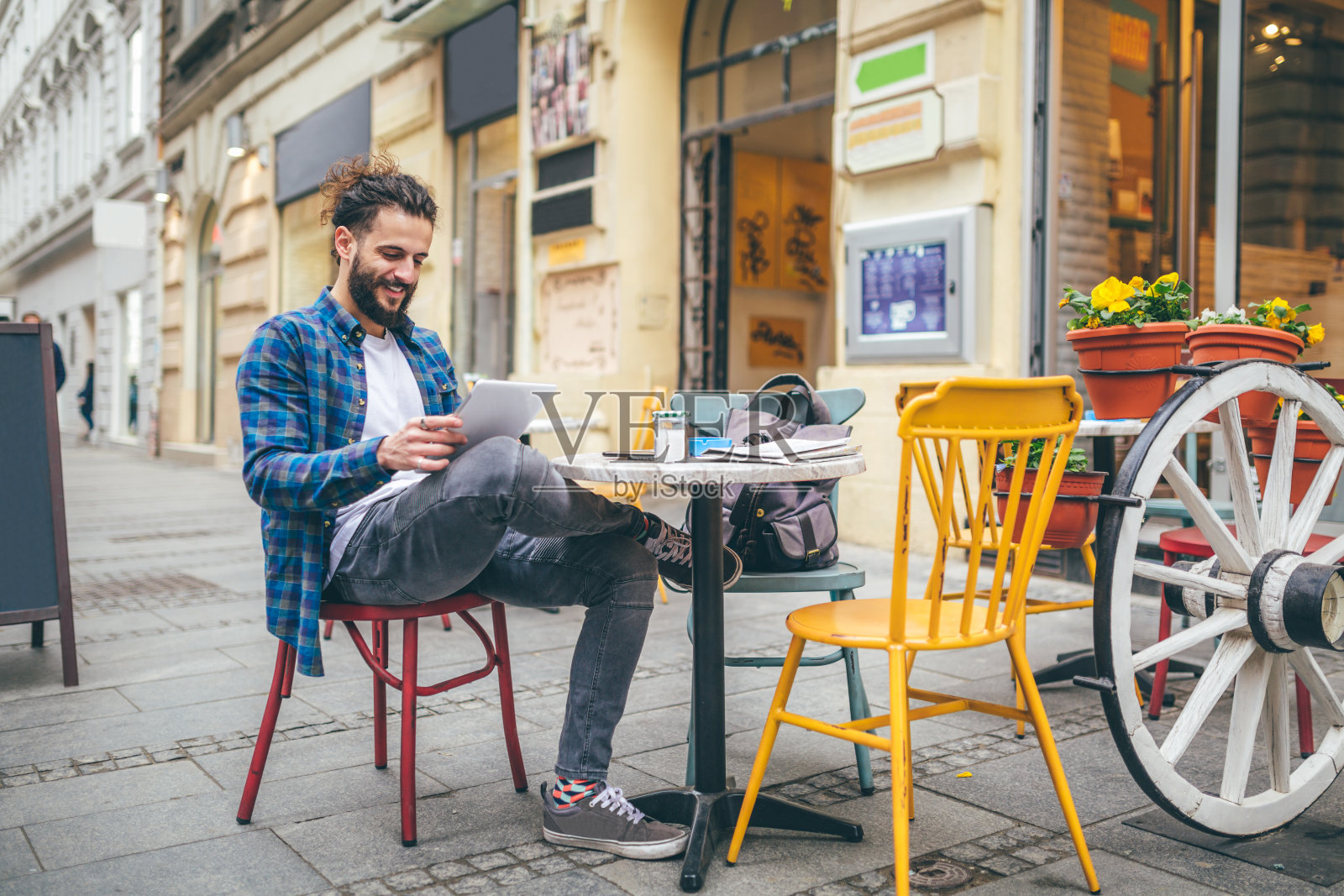 一名男子坐在咖啡馆外照片摄影图片