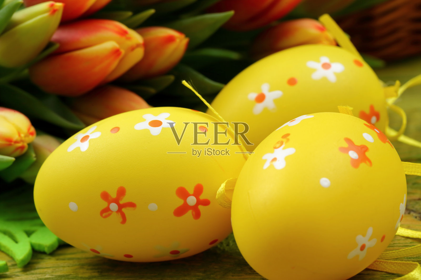 复活节彩蛋被排列在一块有许多图案和颜色的板上。照片摄影图片