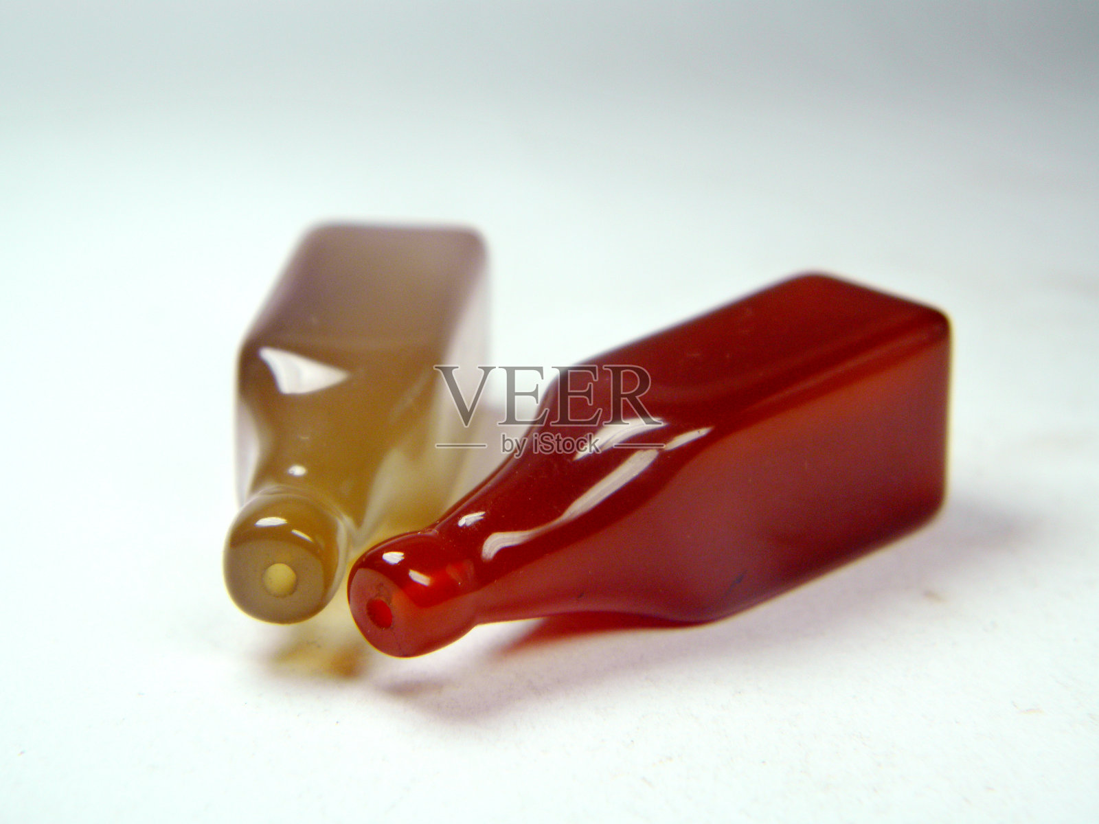 白色背景上的瓮形玛瑙宝石照片摄影图片