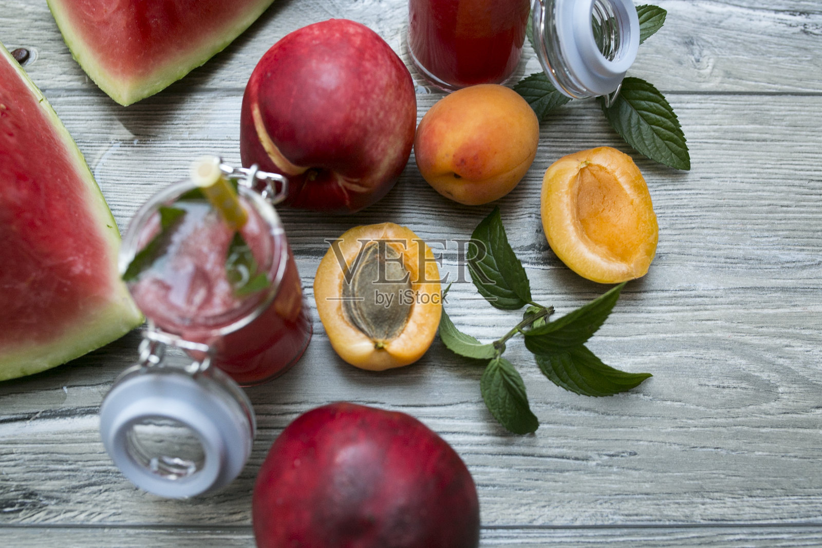 杏子、桃子。水果在一个古老的木制背景。食物或健康饮食的概念。超级食物，素食主义者，复制文字空间。有选择性的重点。照片摄影图片