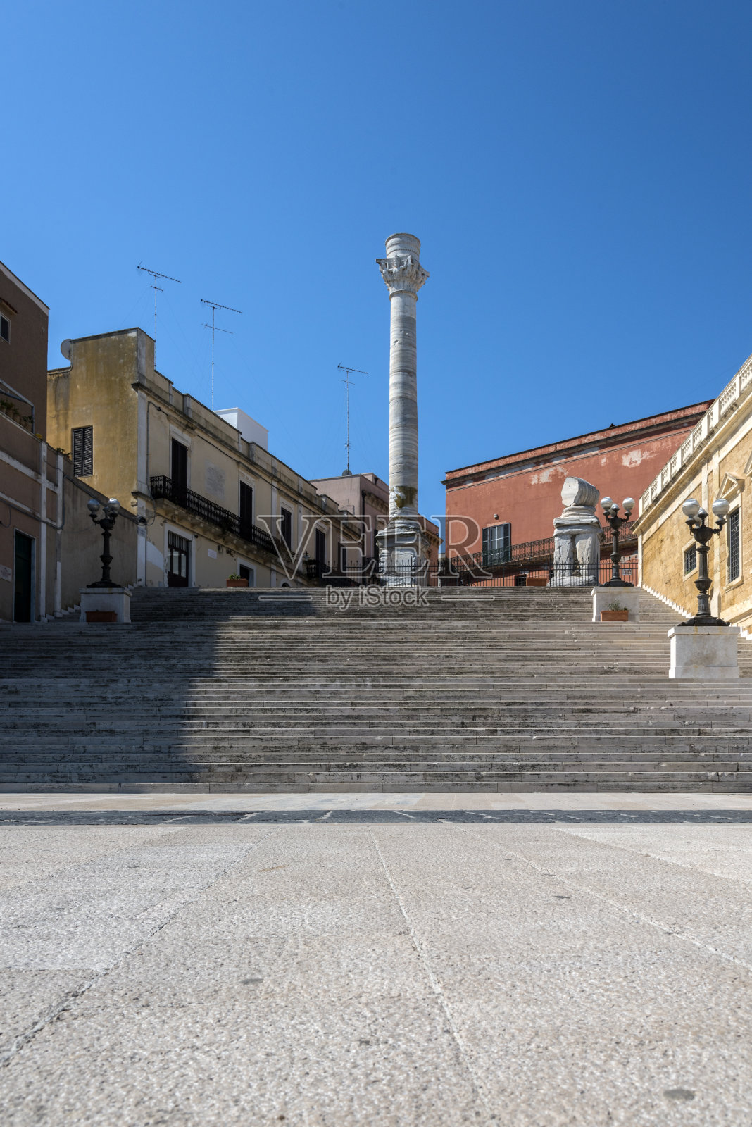 布林迪西，普利亚:意大利-亚庇亚路(Via apia)尽头的台阶照片摄影图片