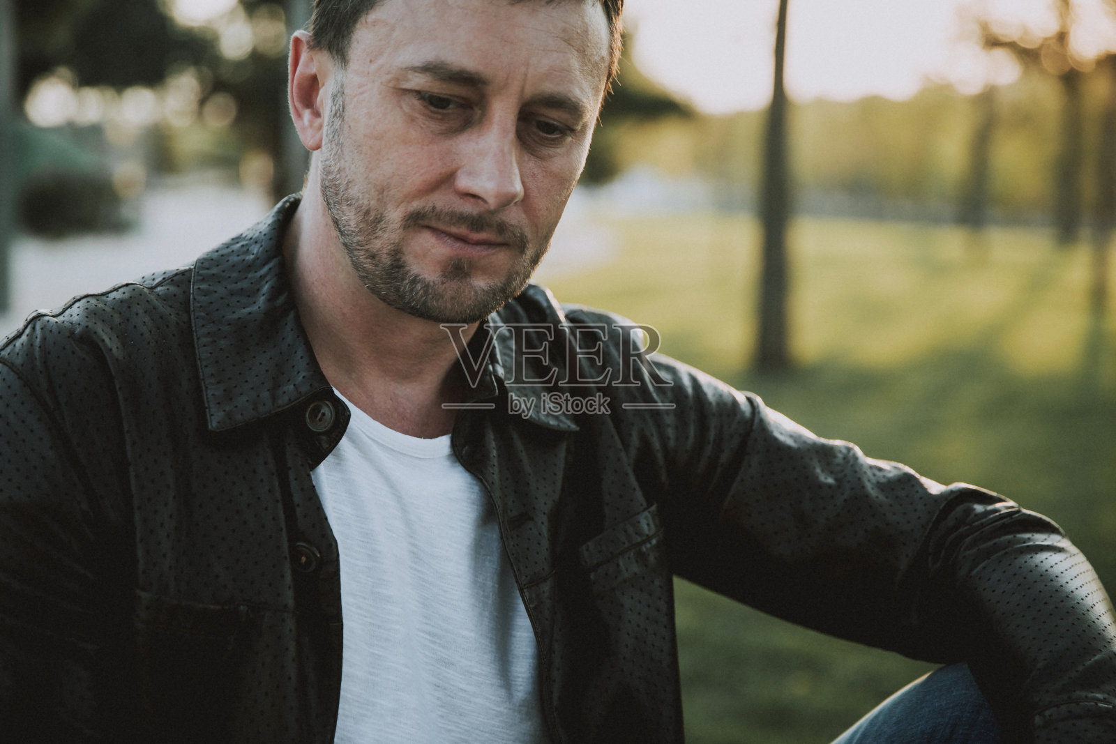 孤独的男人在思考他的人生照片摄影图片