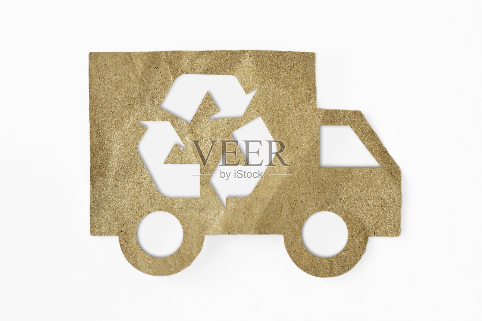 白色背景上印有回收标志的卡车剪纸-绿色交通理念照片摄影图片