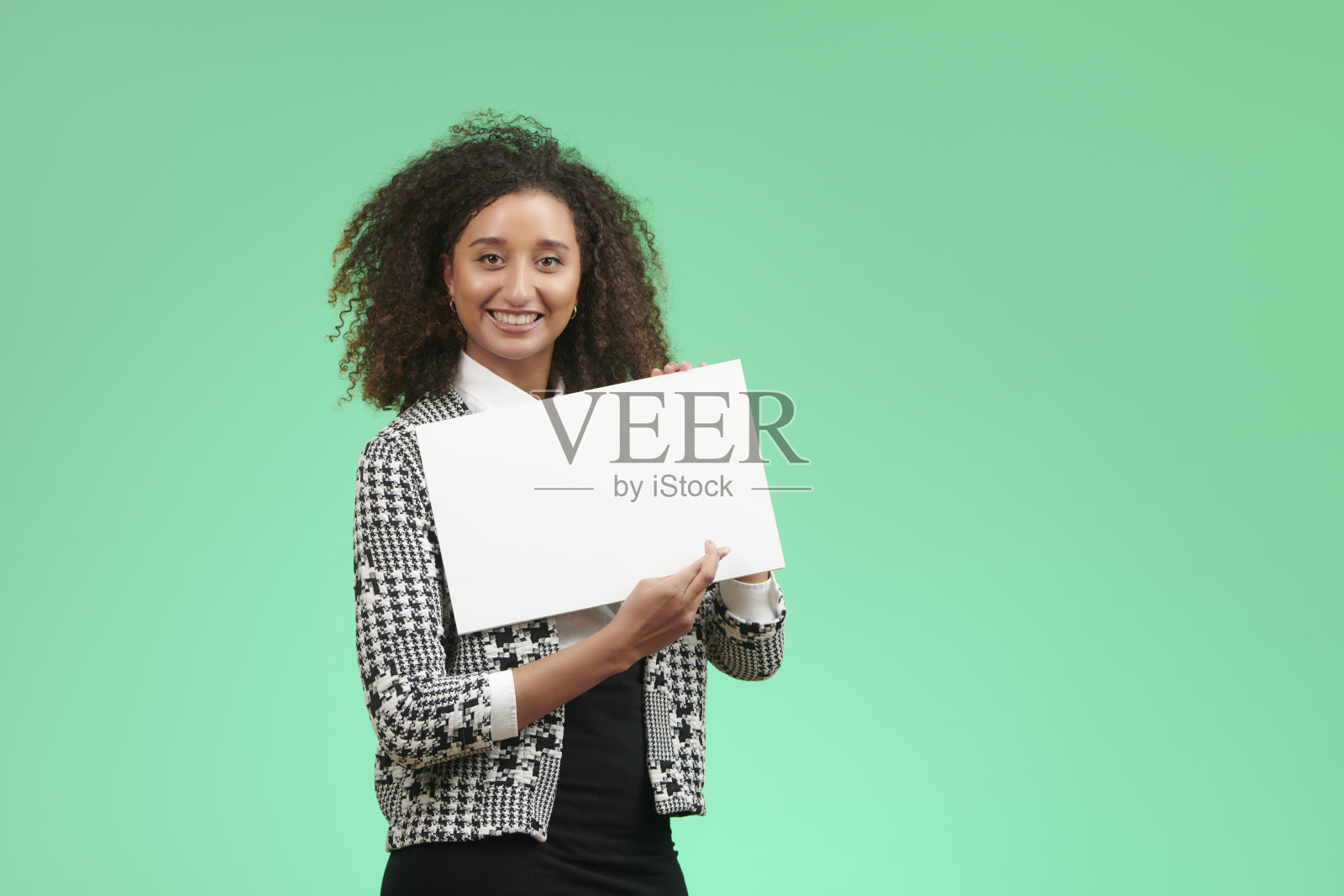 女商人右手拿着白色指示牌照片摄影图片