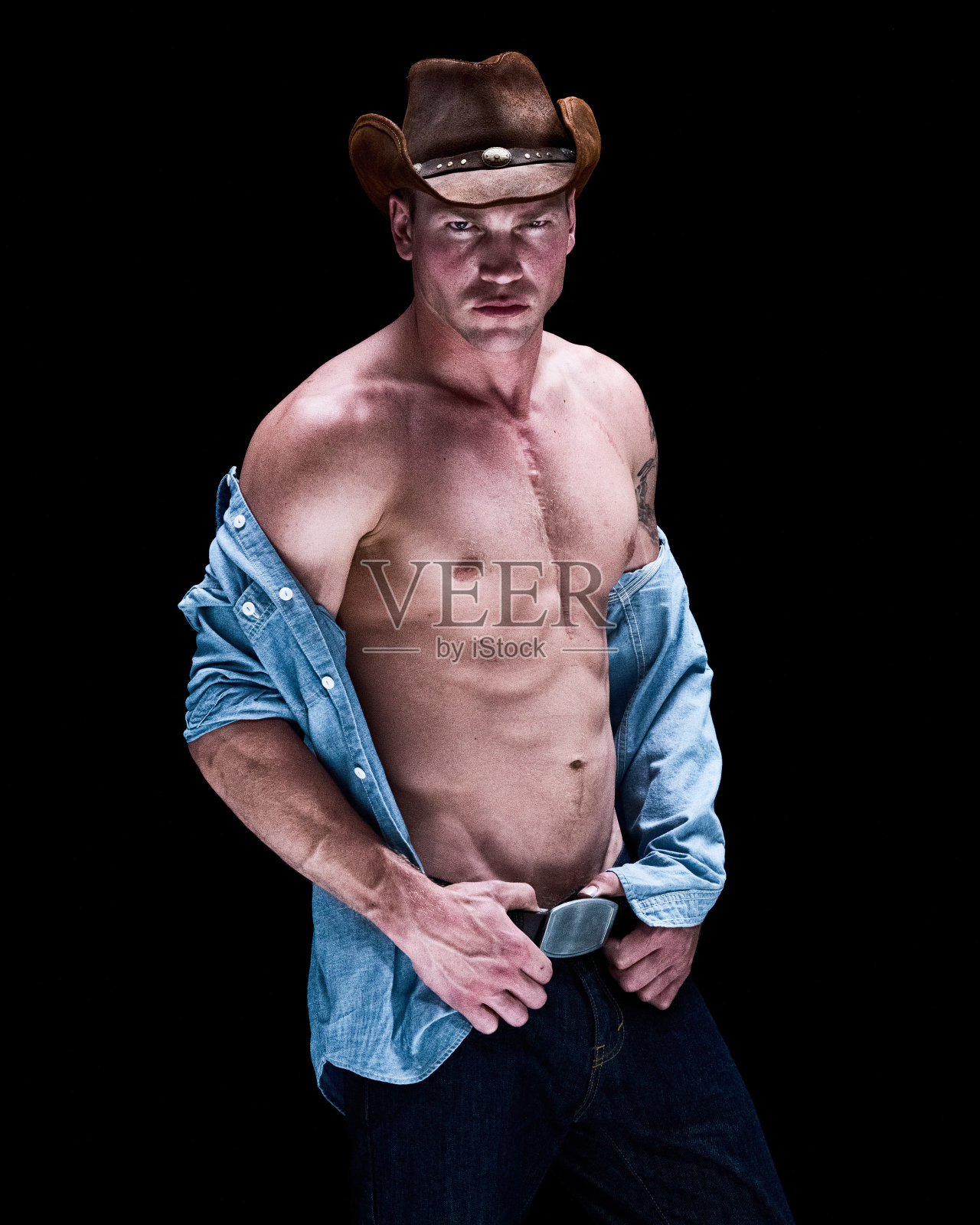 牛仔摆出性感的姿势照片摄影图片