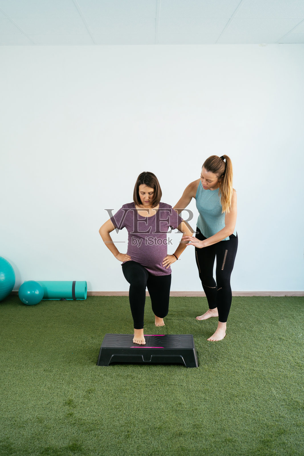 孕妇在教练指导下做健身球和普拉提运动。快乐的未来母亲准备分娩。照片摄影图片