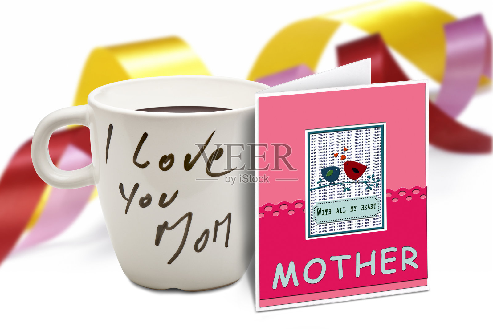 我爱你妈妈在白色杯子和问候卡上发短信照片摄影图片
