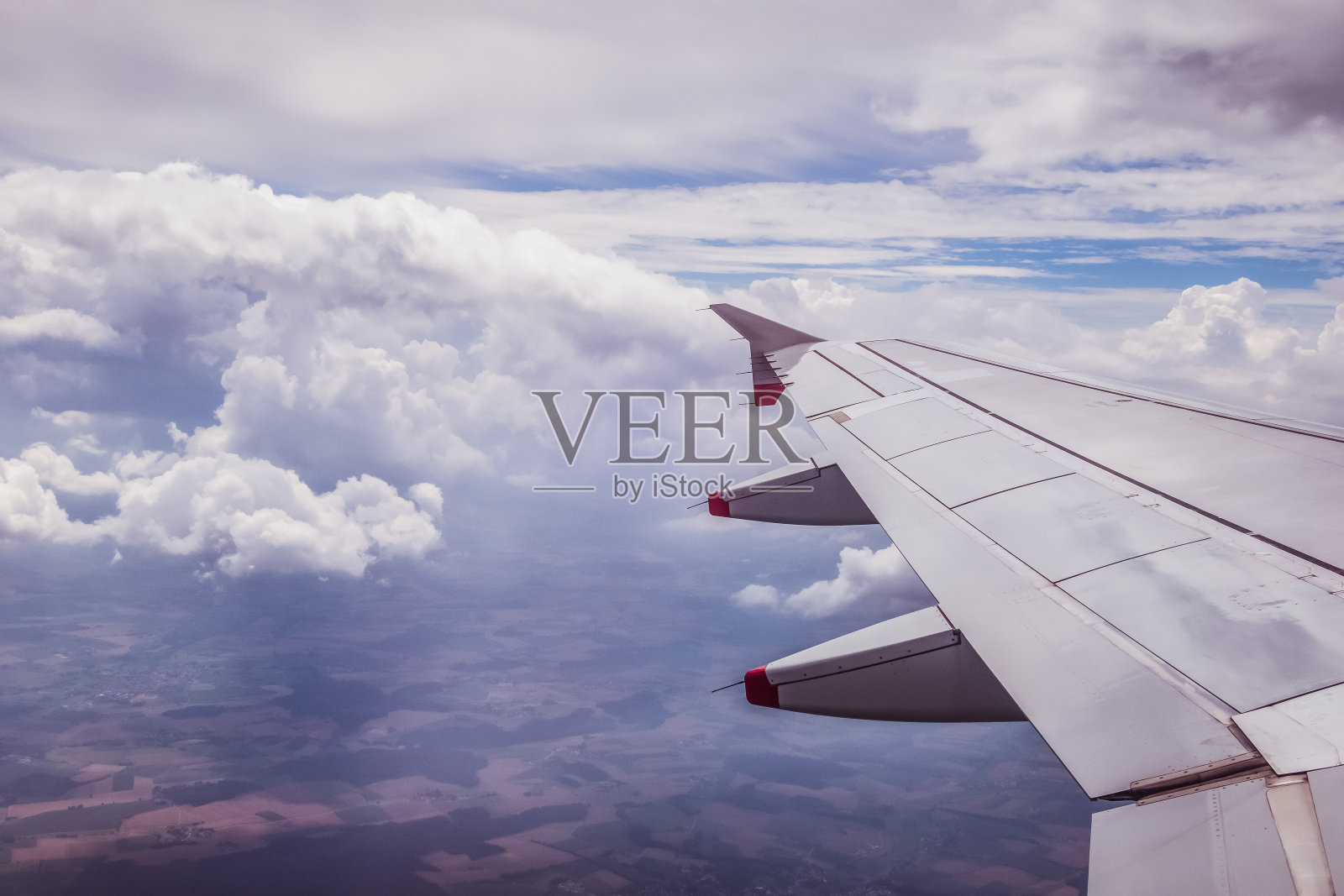 机翼穿过飞机窗户。温室效应，全球变暖。照片摄影图片