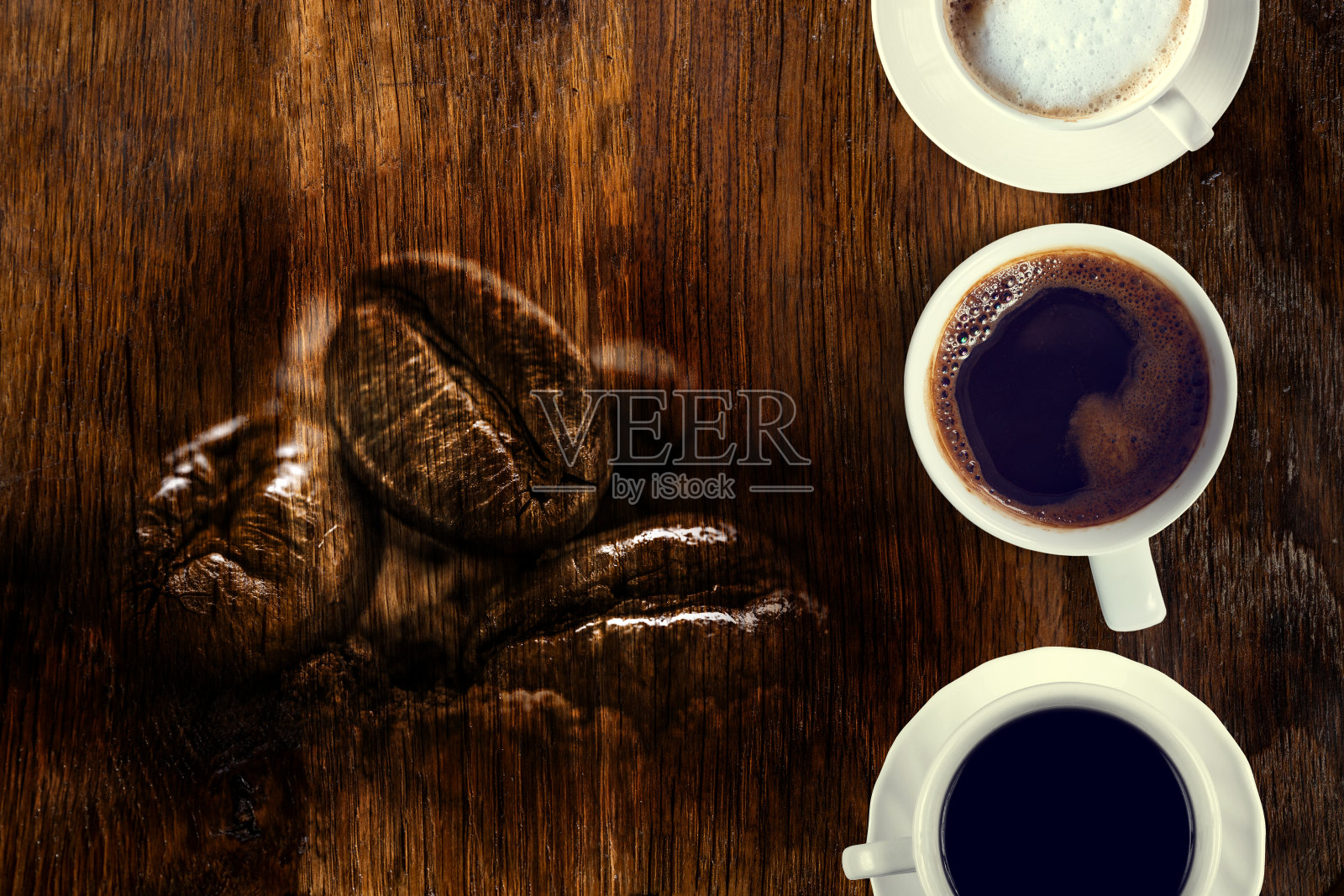 咖啡放在一张旧木桌上。从以上观点。用于复制和粘贴文本的空白区域。照片摄影图片