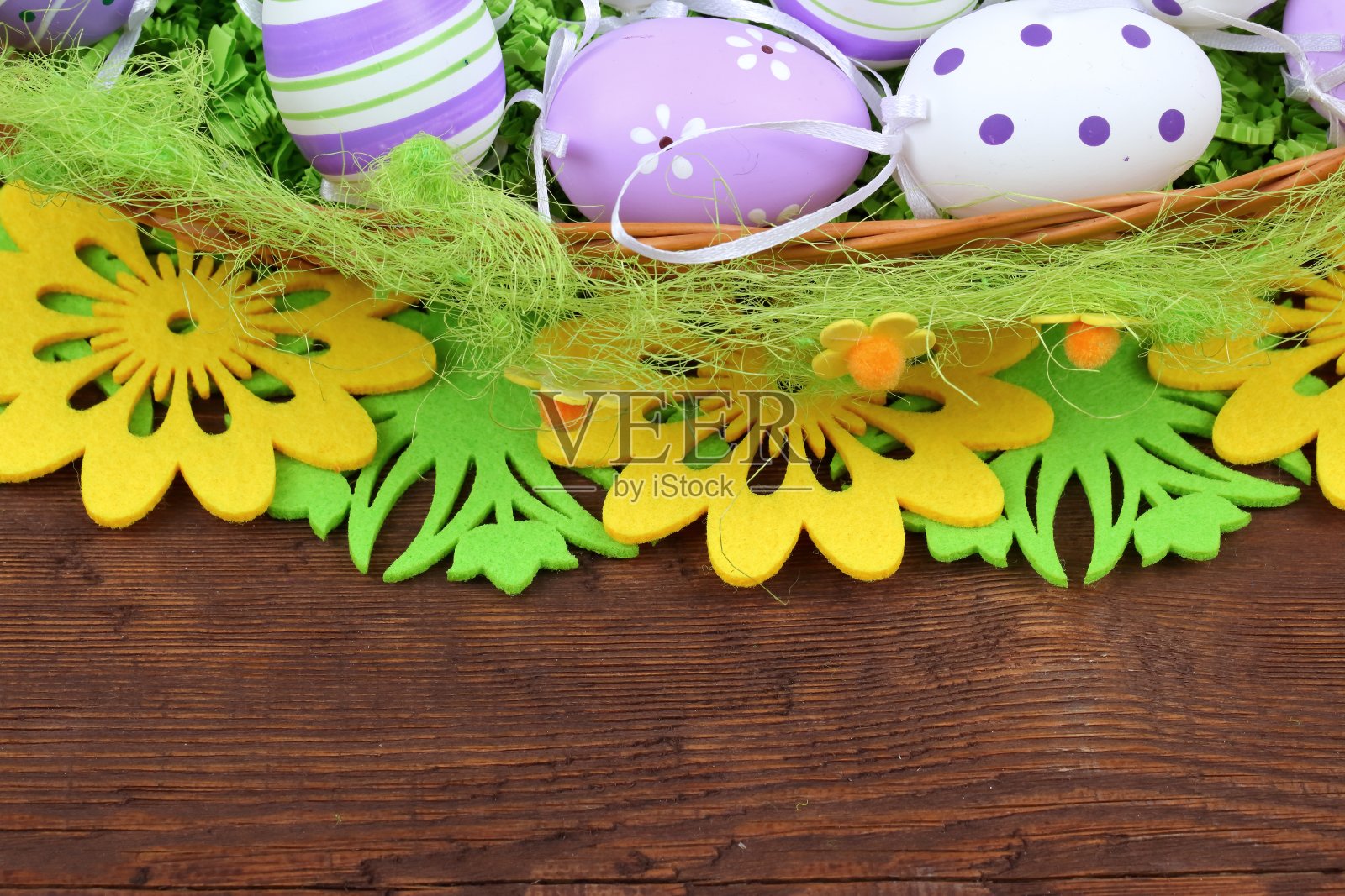 复活节彩蛋被排列在一块有许多图案和颜色的板上。照片摄影图片