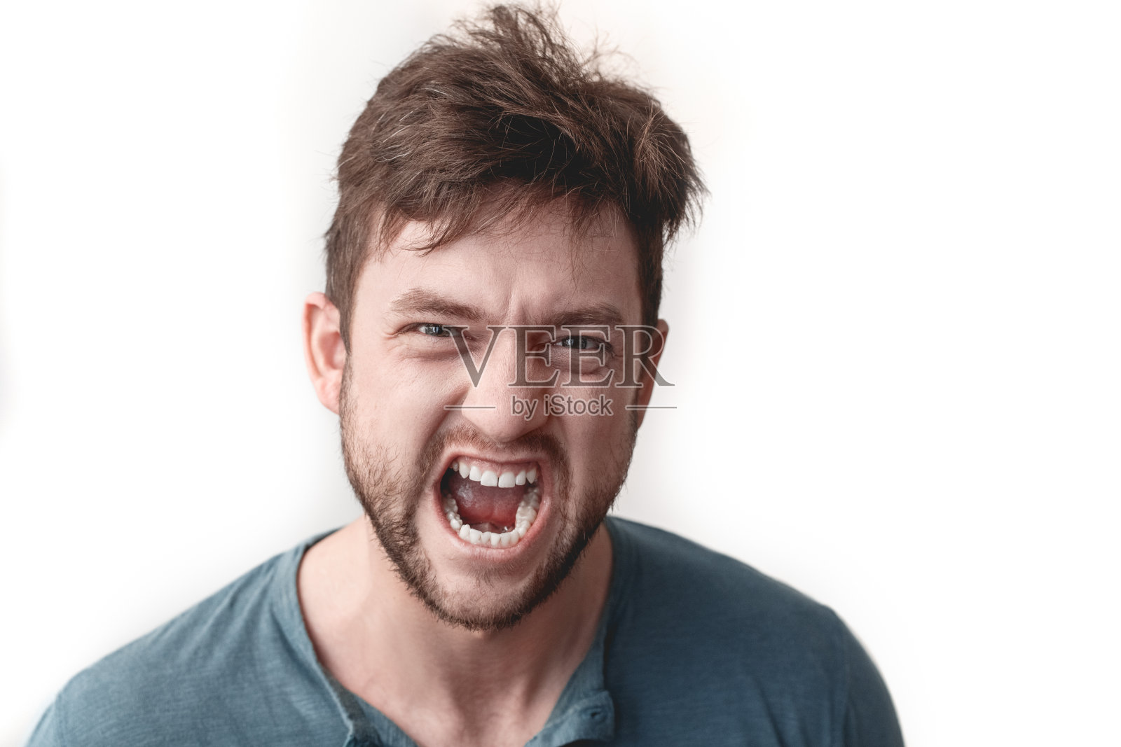 站在白色墙壁前，尖叫的男人照片摄影图片