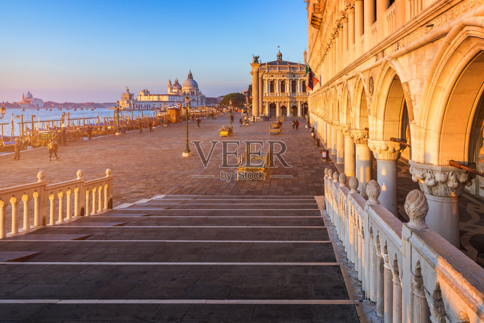 圣马可广场、钟楼和圣马可大教堂。老城区的主要广场。意大利威尼斯。照片摄影图片