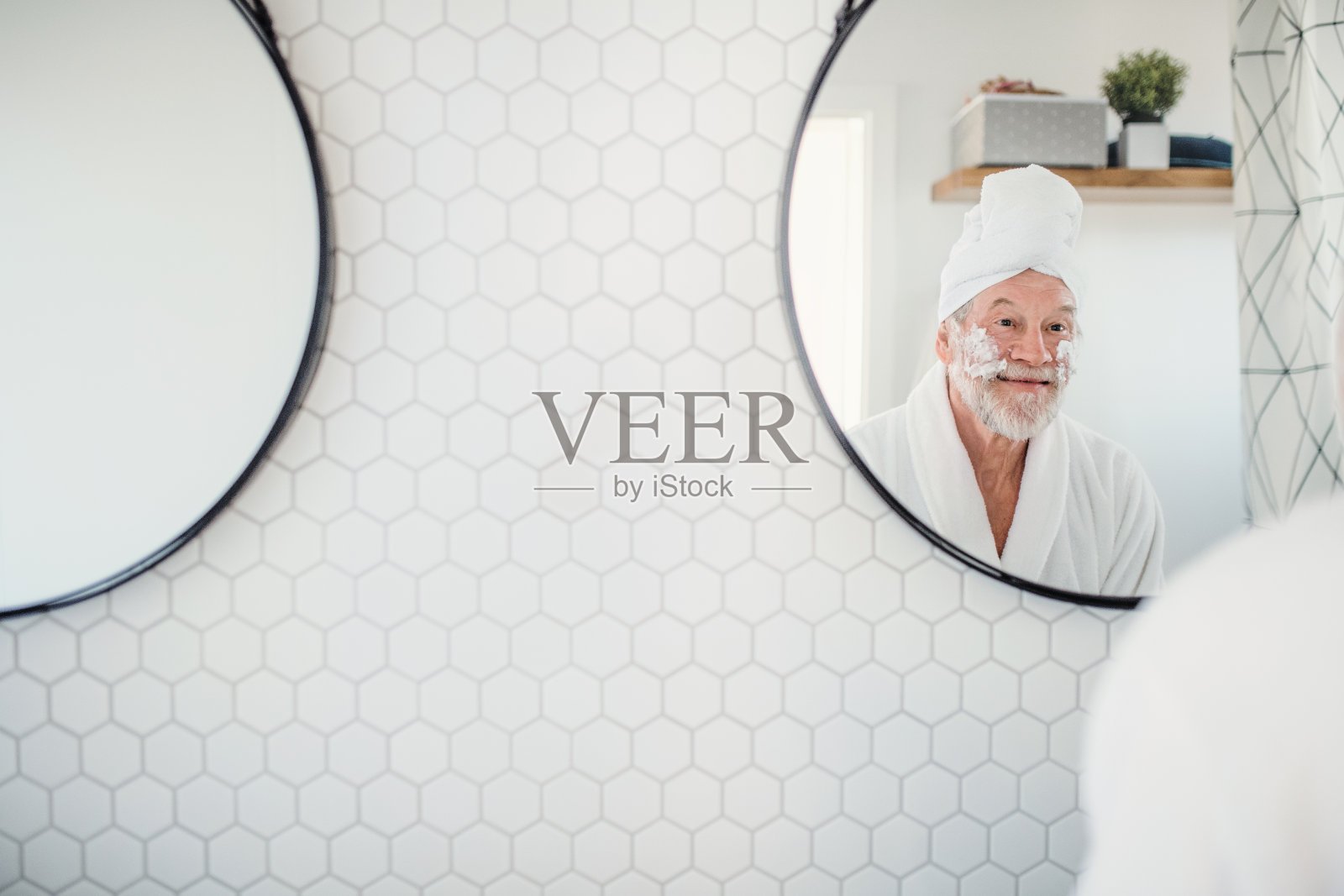 一个老年人在家里的浴室里做晨间例行公事。副本的空间。照片摄影图片