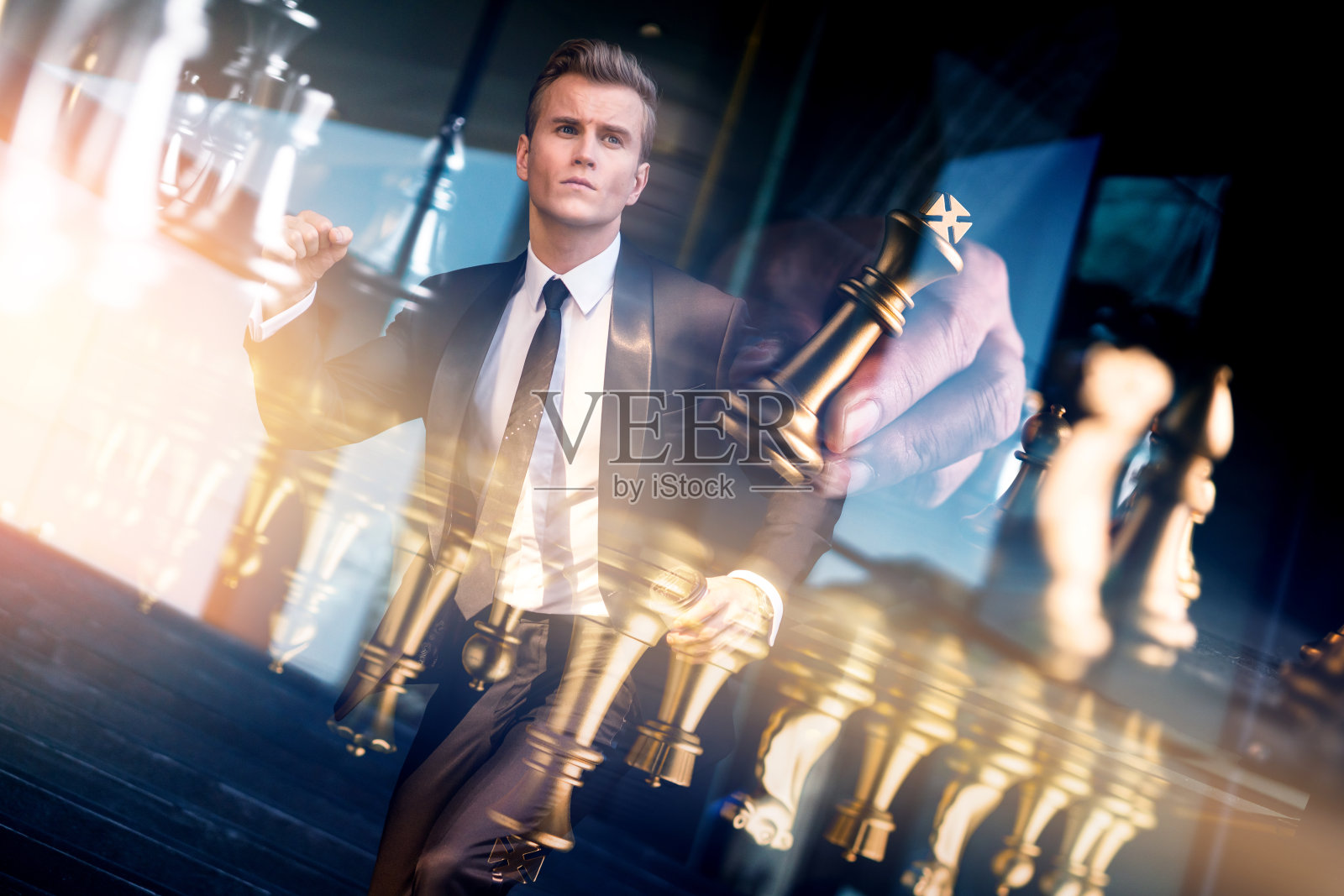 成功目标实现理念理念白种人商人穿西装双重暴露与棋牌和飞镖的商业战略理念理念照片摄影图片