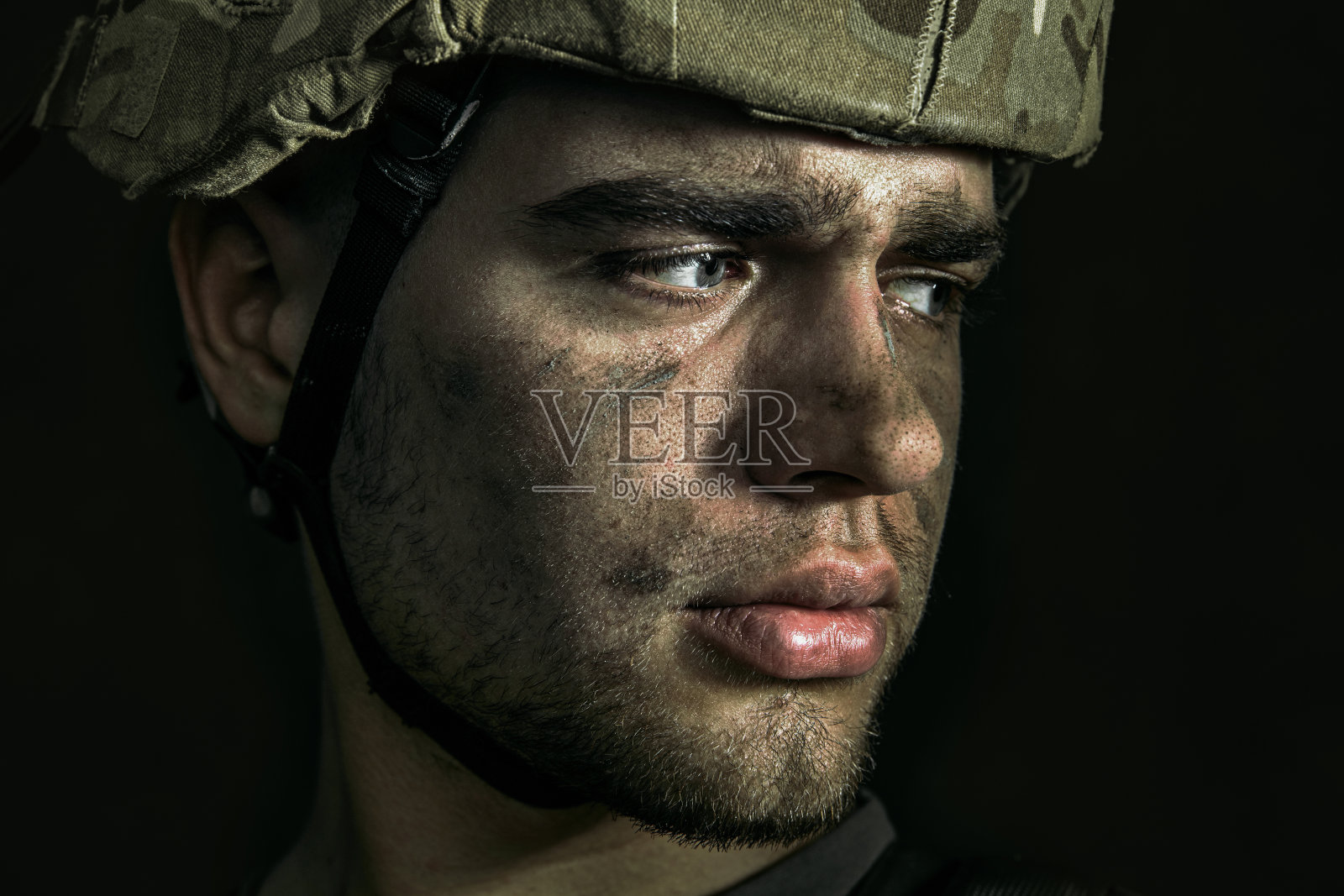 年轻男性士兵的肖像照片摄影图片