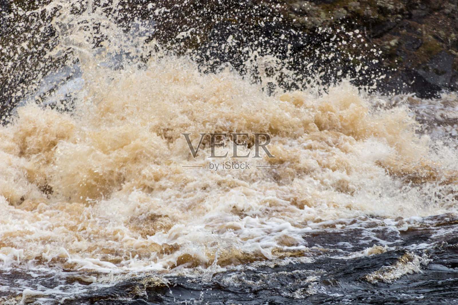 波涛汹涌的山河照片摄影图片