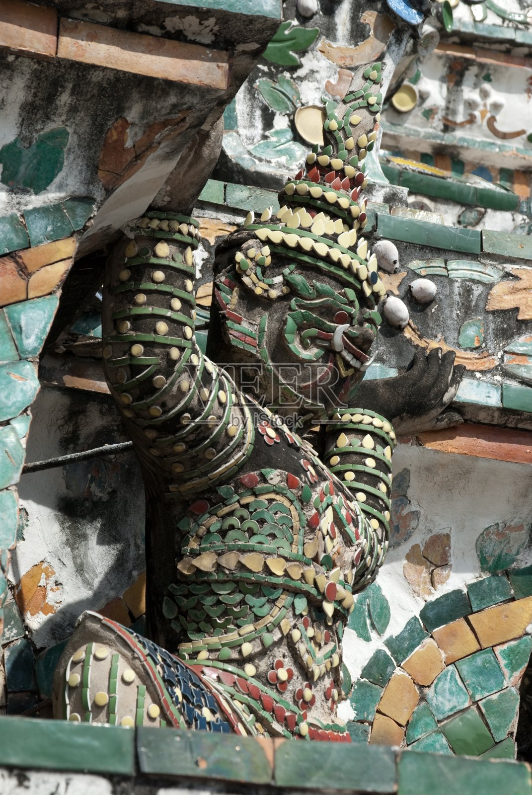 在曼谷一个阳光明媚的日子里，多彩的阿龙寺照片摄影图片