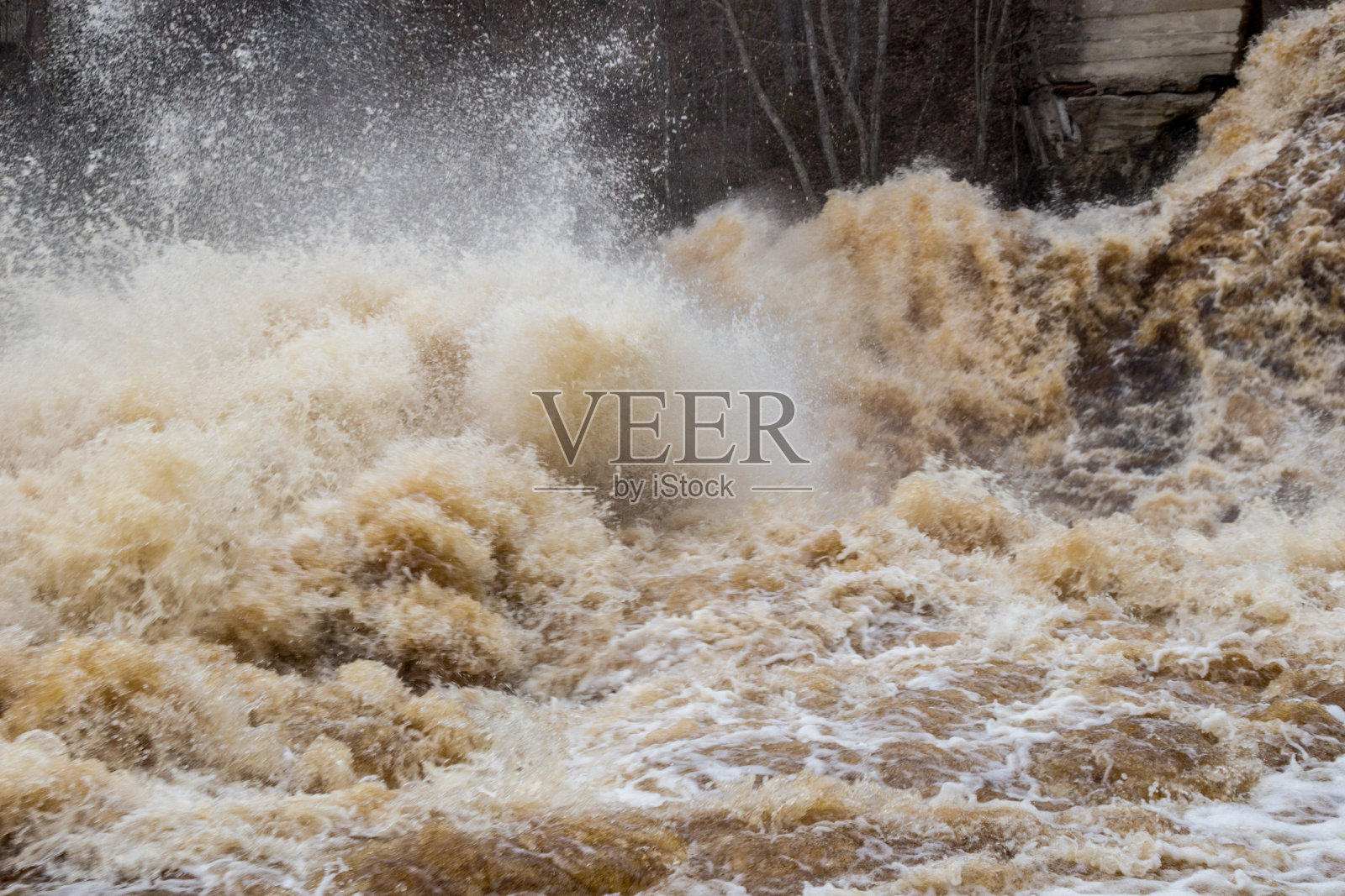 波涛汹涌的山河照片摄影图片