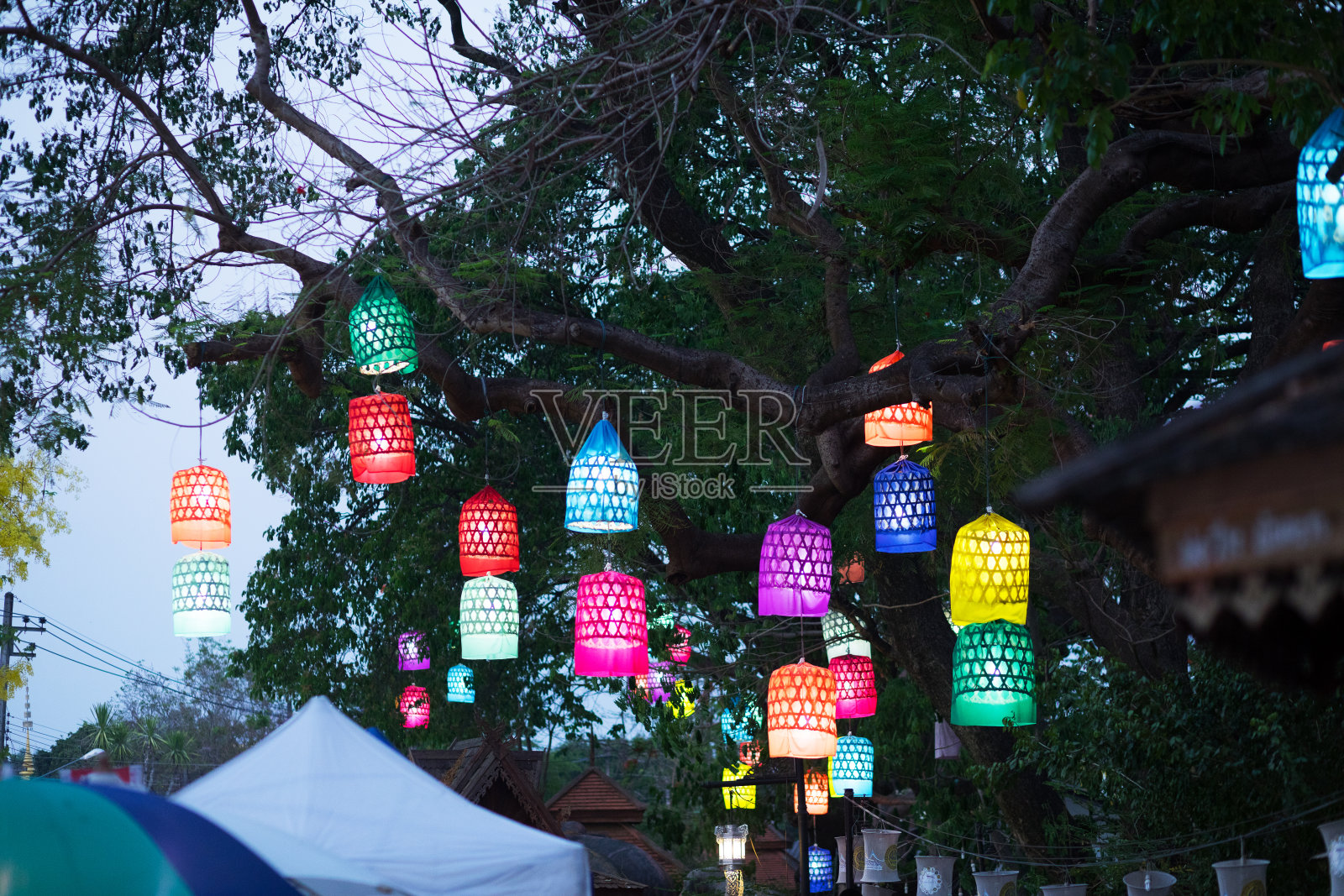 市场上的路灯照片摄影图片