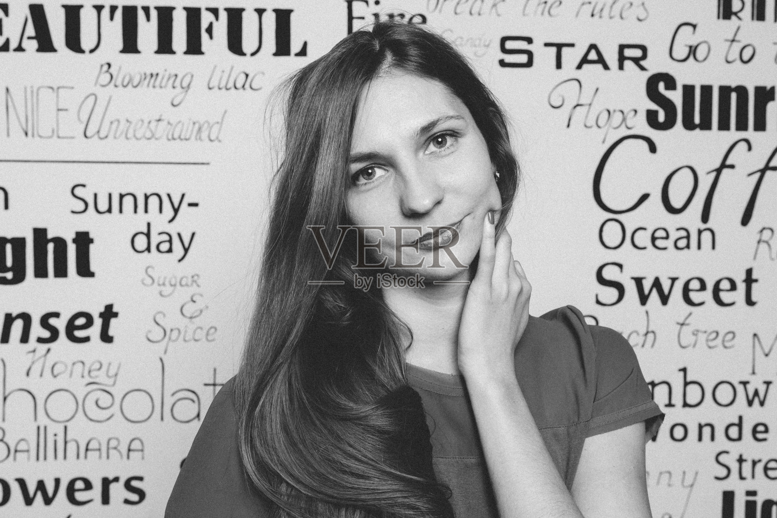 黑白肖像严肃的女人照片摄影图片